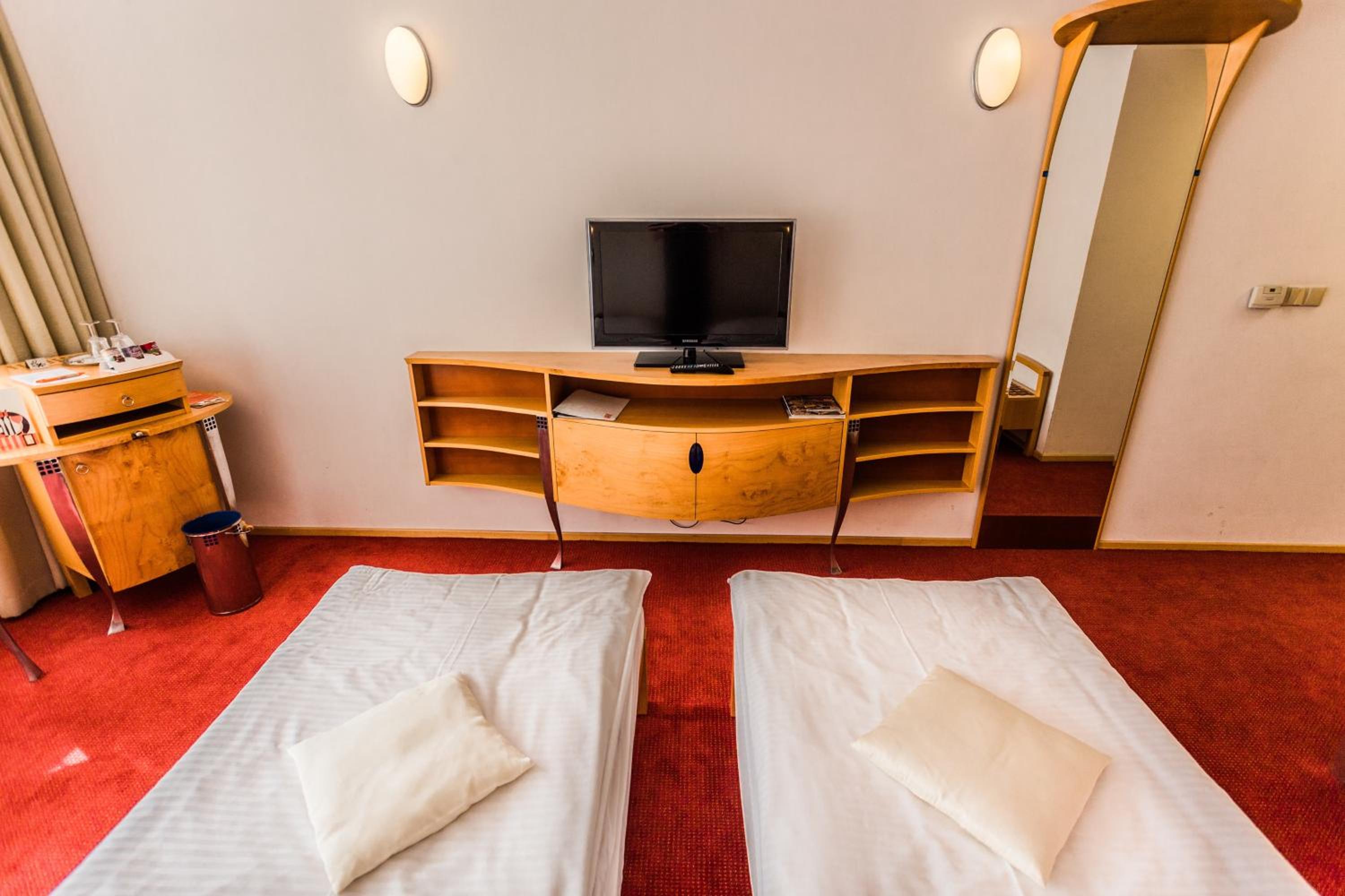 Standard Double or Twin Room - Photo 5