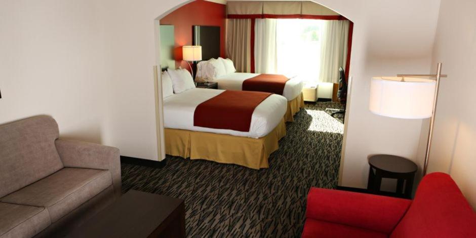 Queen Suite with Two Queen Beds - Photo 3