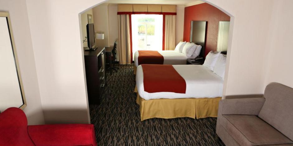 Queen Suite with Two Queen Beds - Photo 1