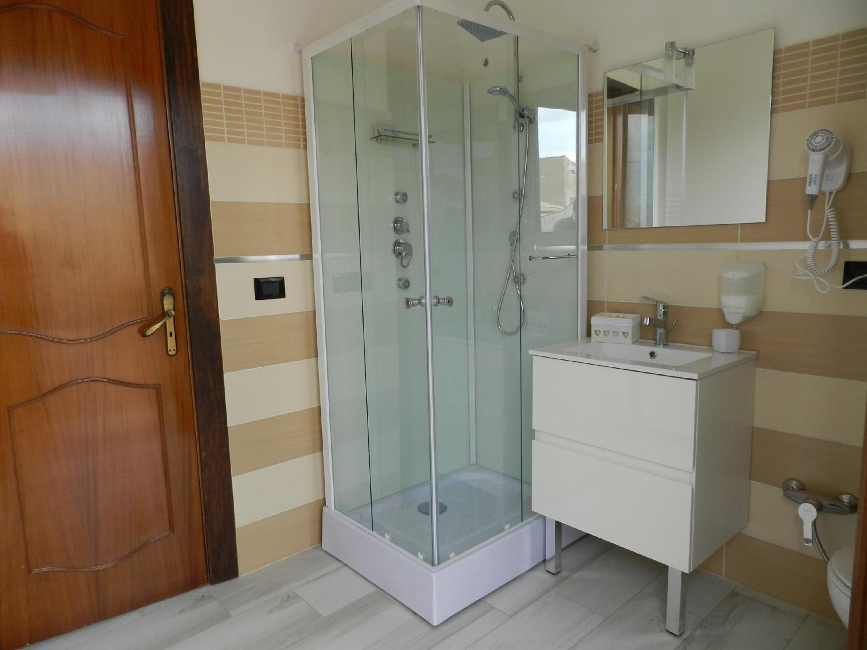 Double Room with Private Bathroom - Photo 9