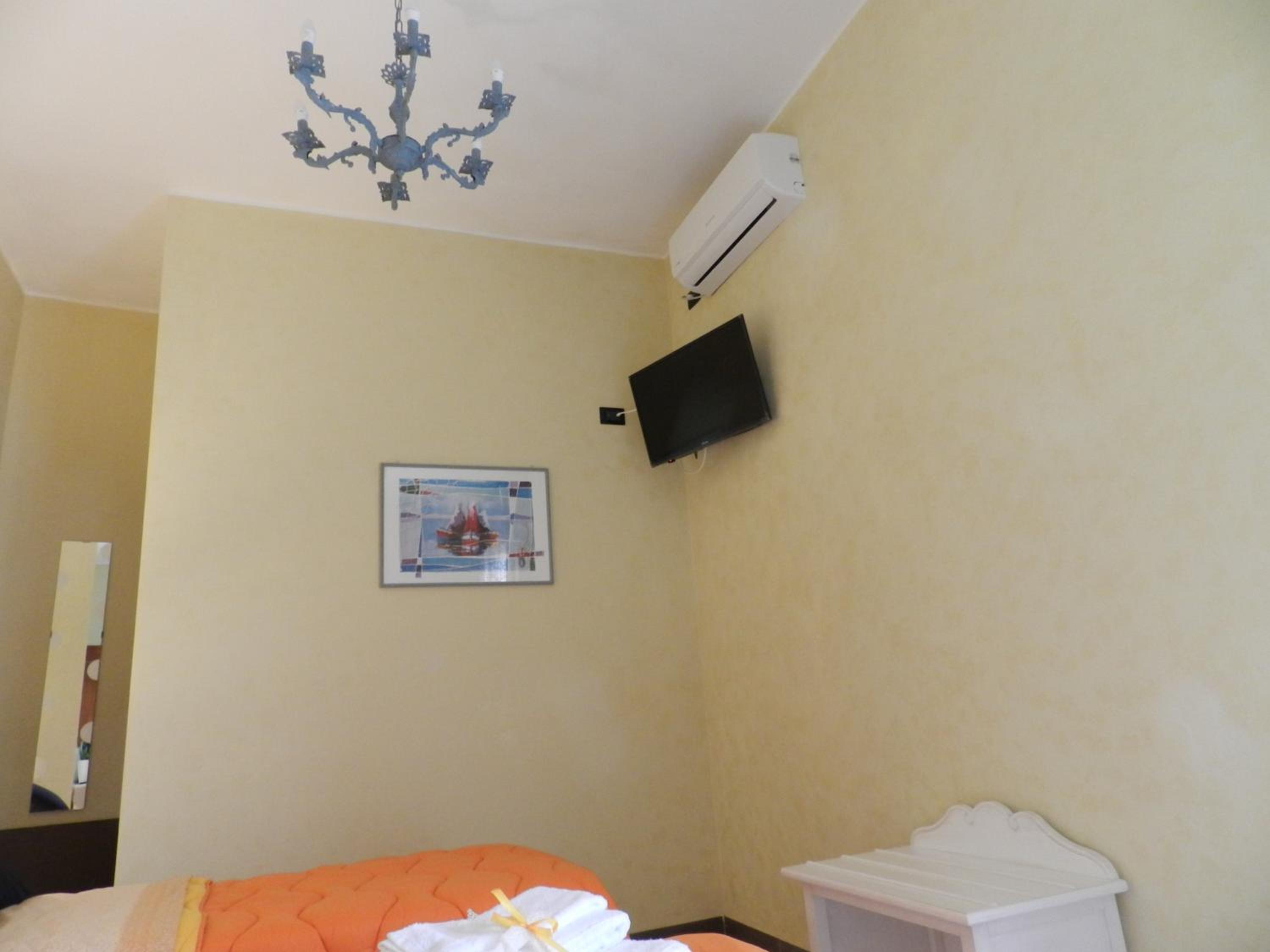 Double Room with Private Bathroom - Photo 2