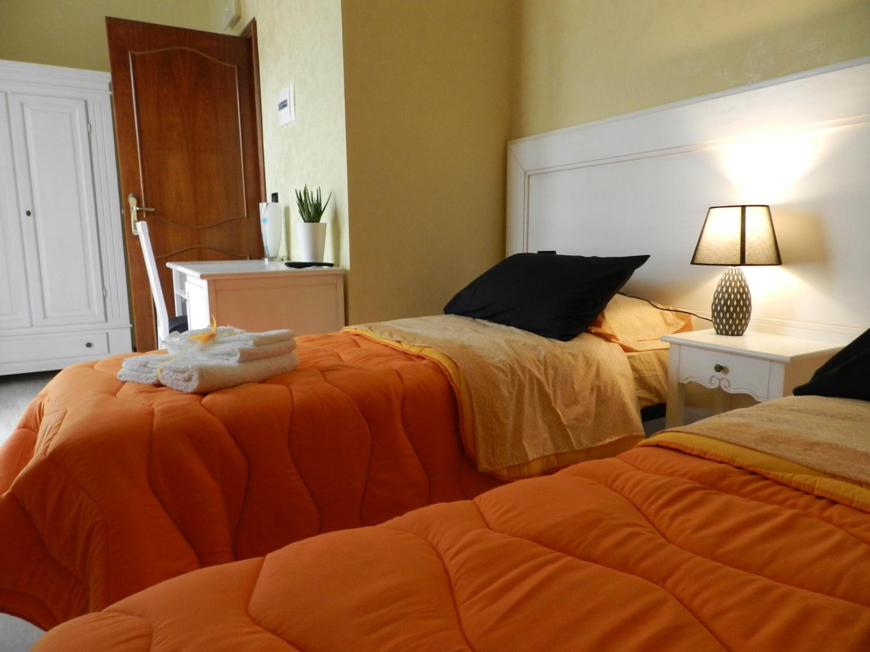 Double Room with Private Bathroom - Photo 7