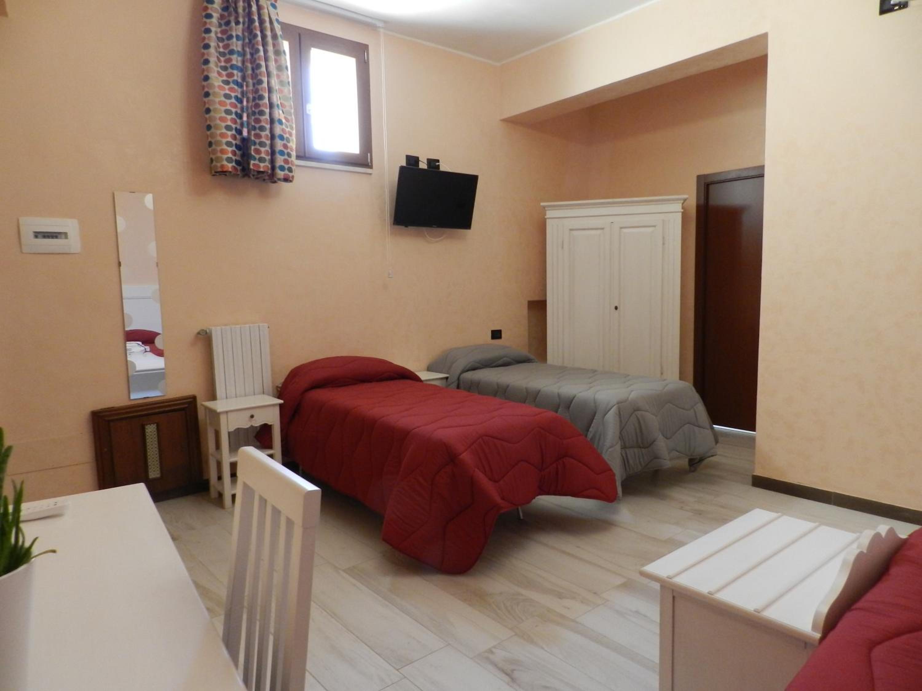 Quadruple Room with Private Bathroom - Photo 9