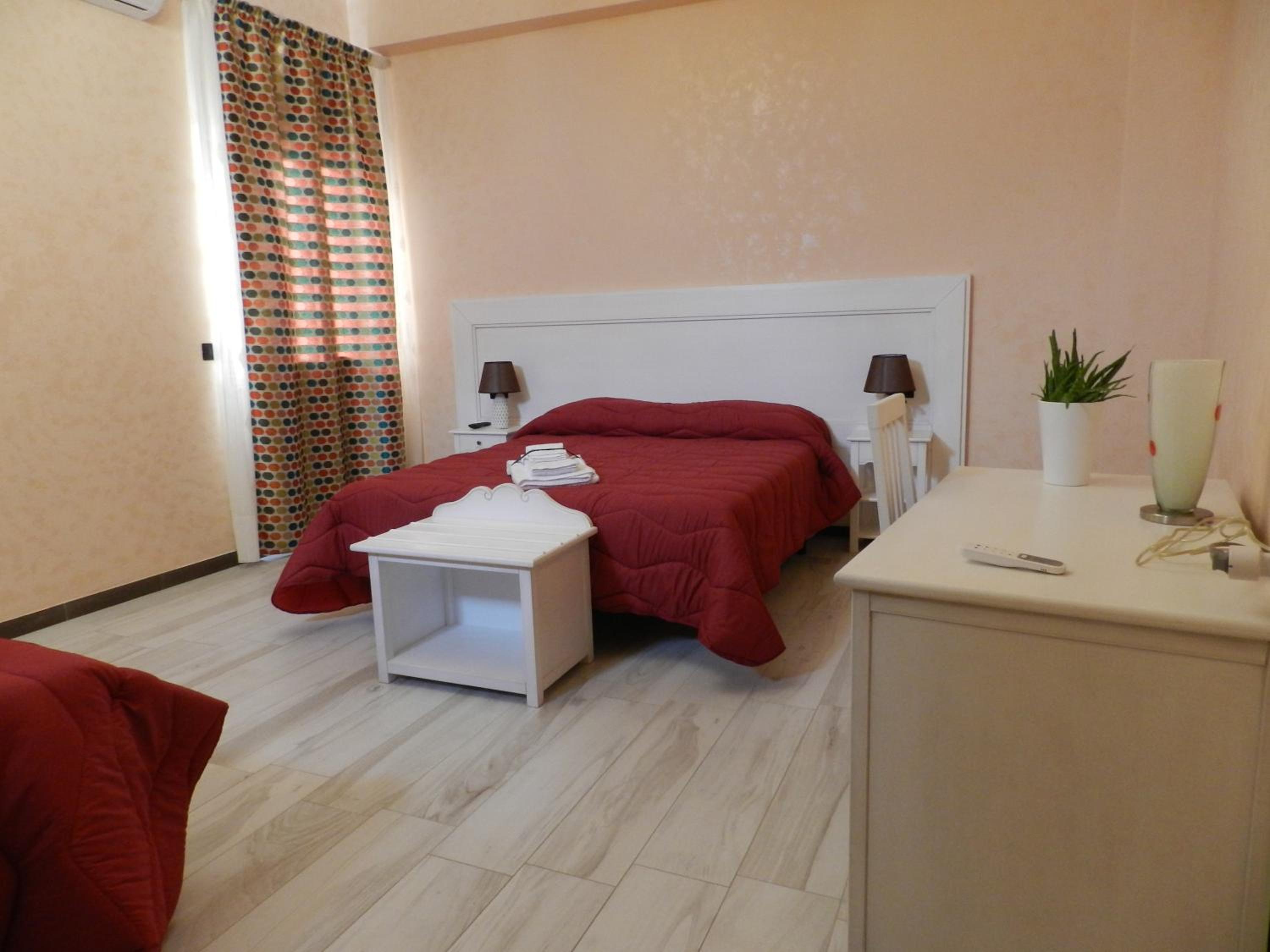 Quadruple Room with Private Bathroom - Photo 12