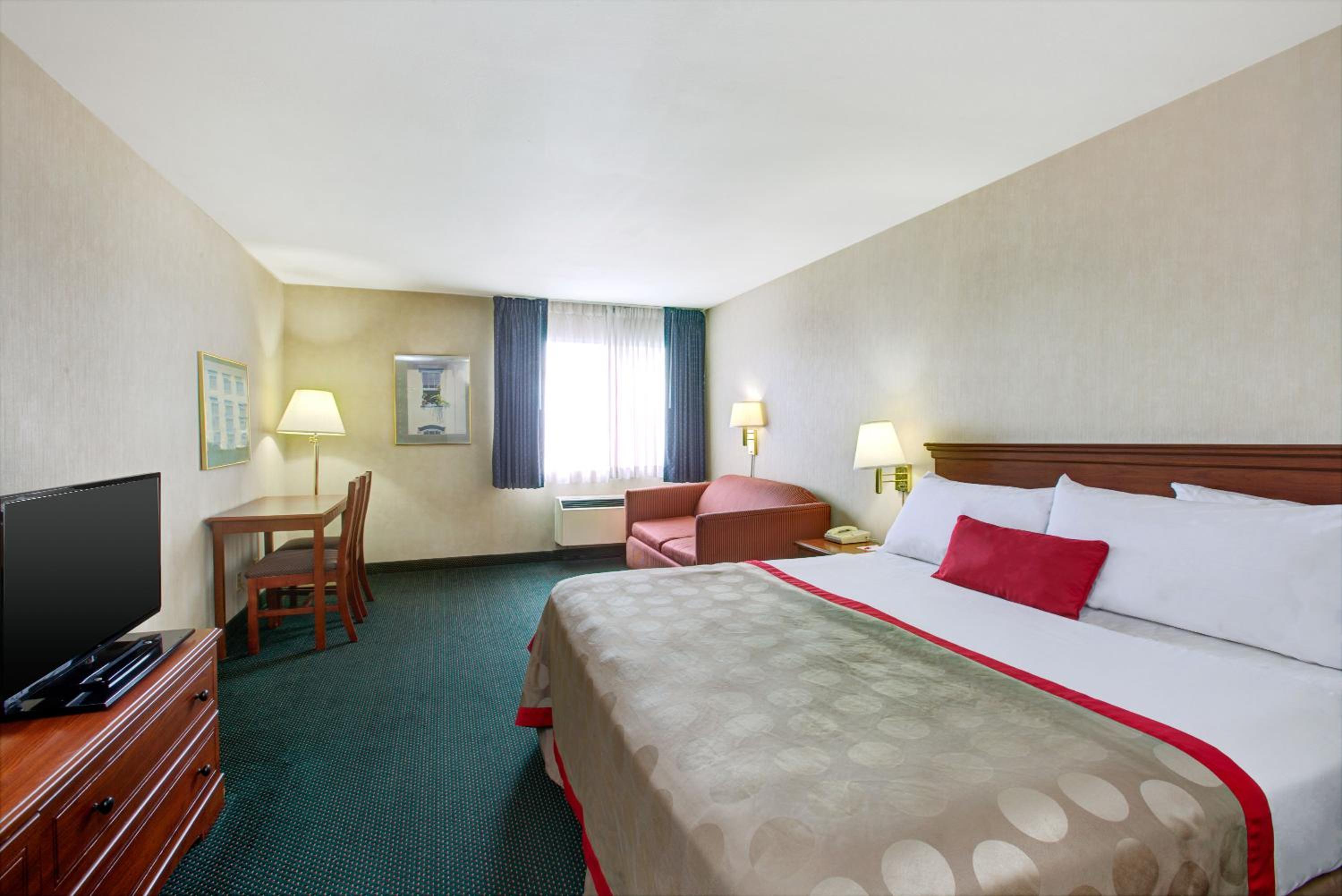 King Room - Non-Smoking - Photo 2