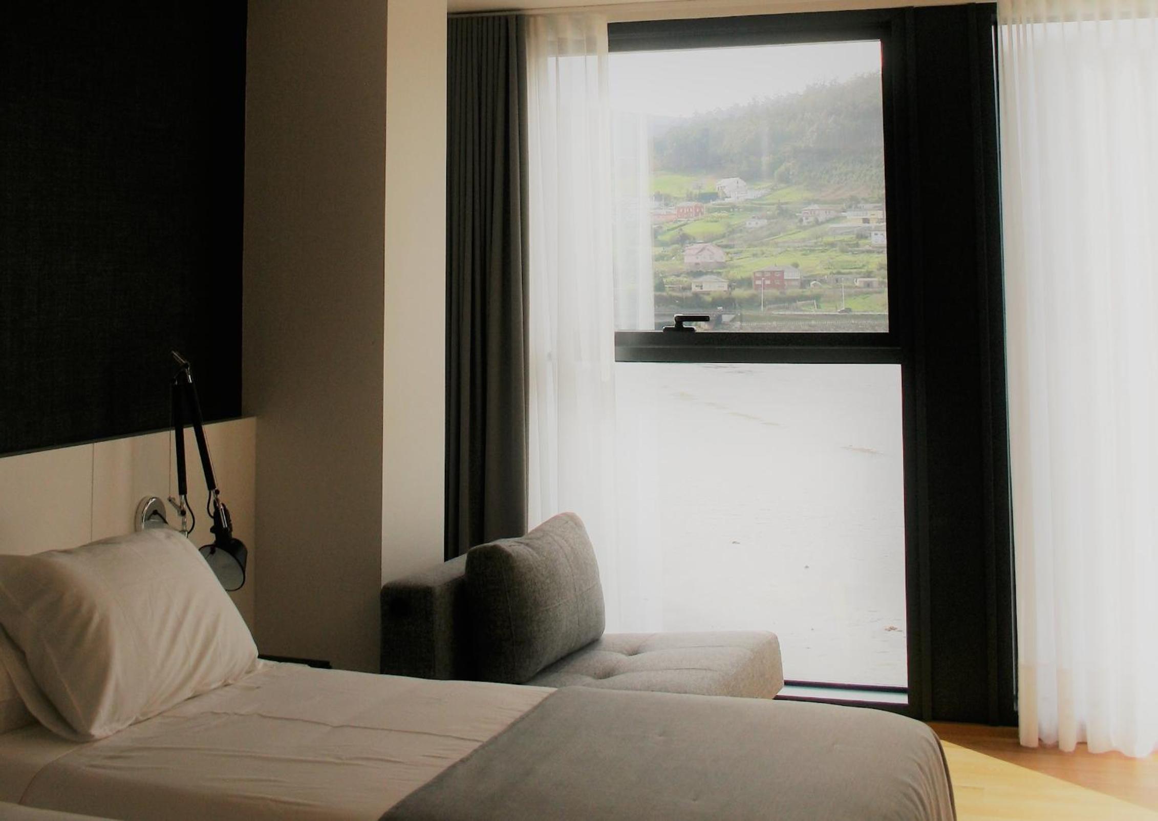 Double or Twin Room with Sea View - Photo 3