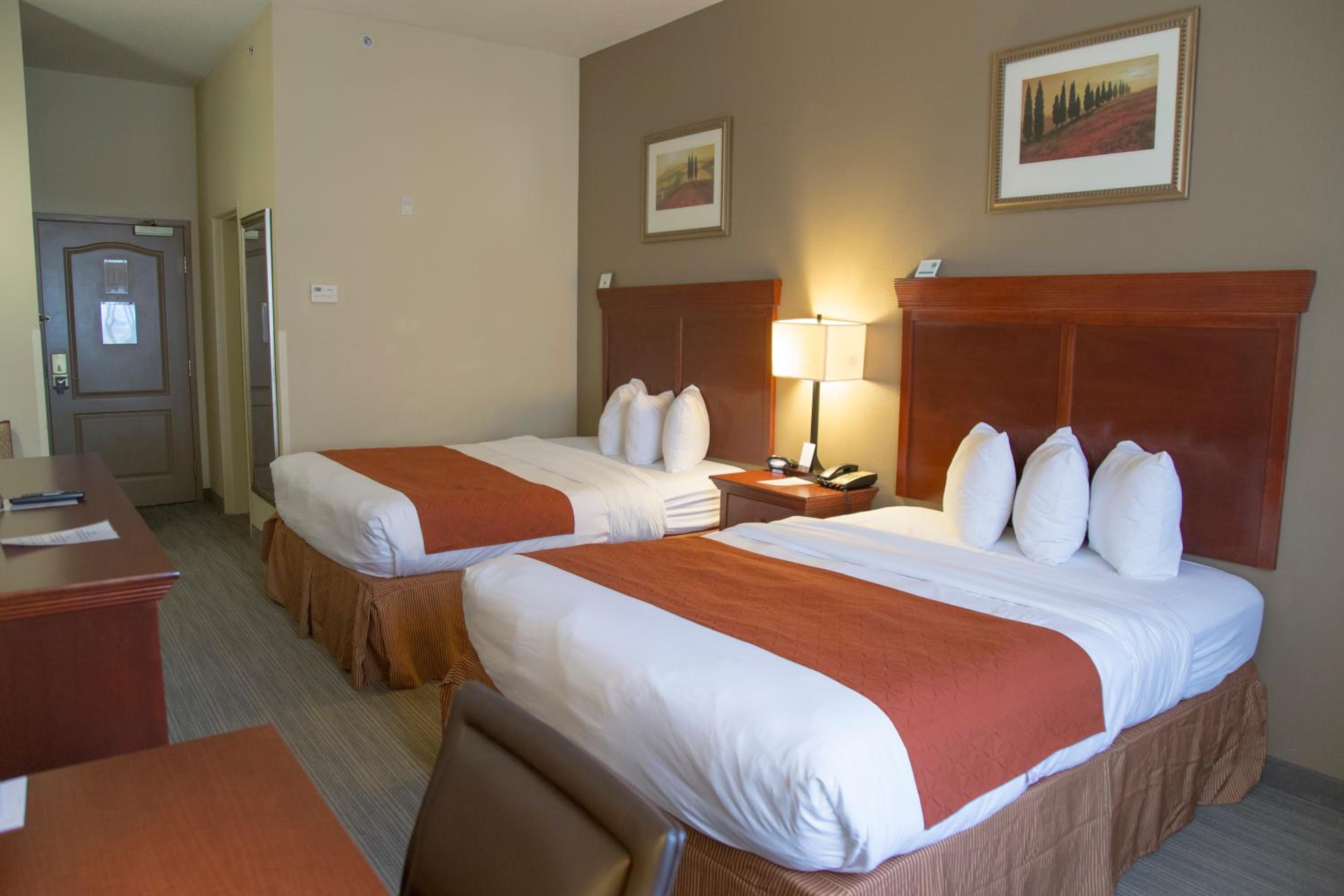 Standard Queen Room With Two Queen Beds - Non Smoking photo 2