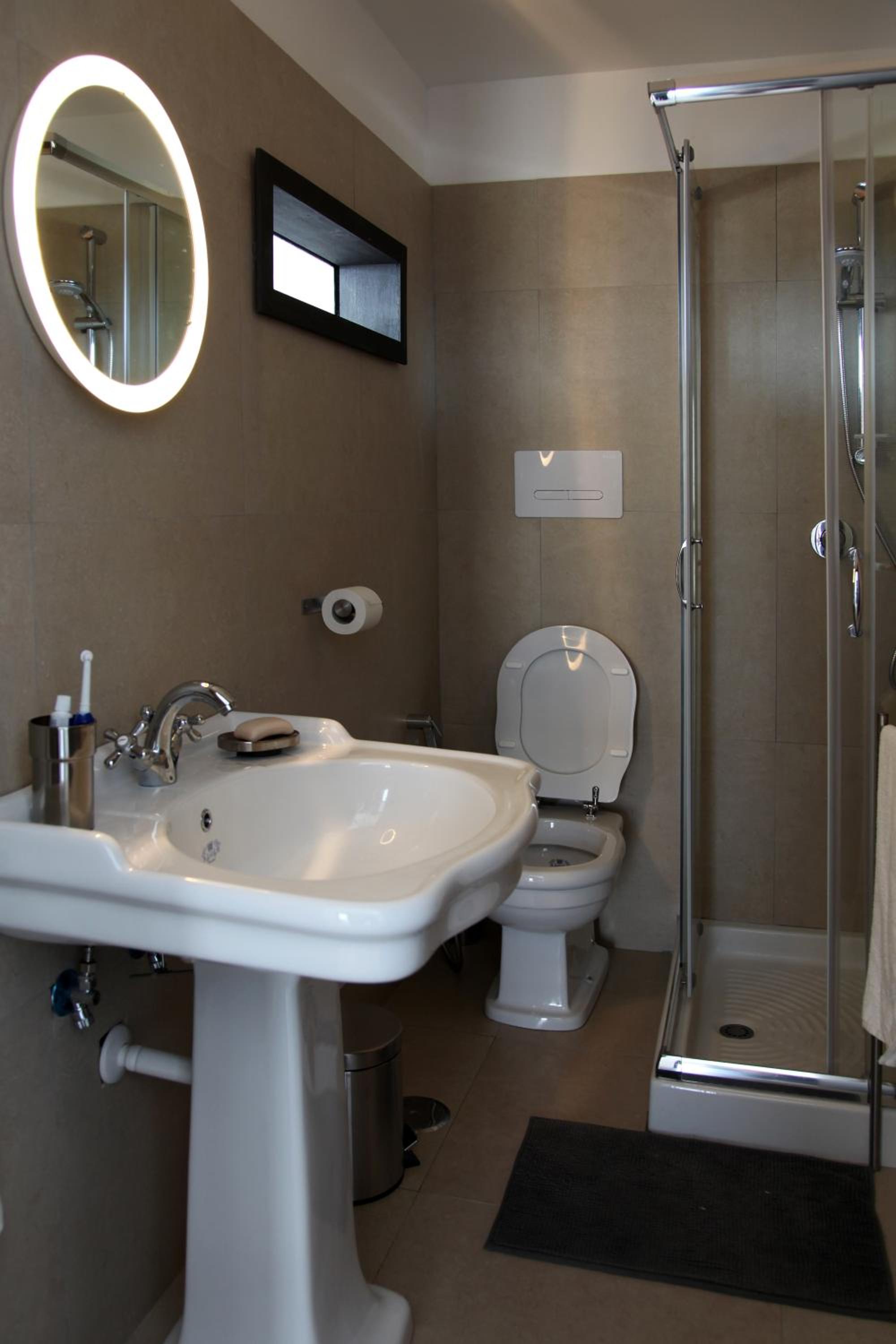 Superior Suite with Sea View - Photo 13