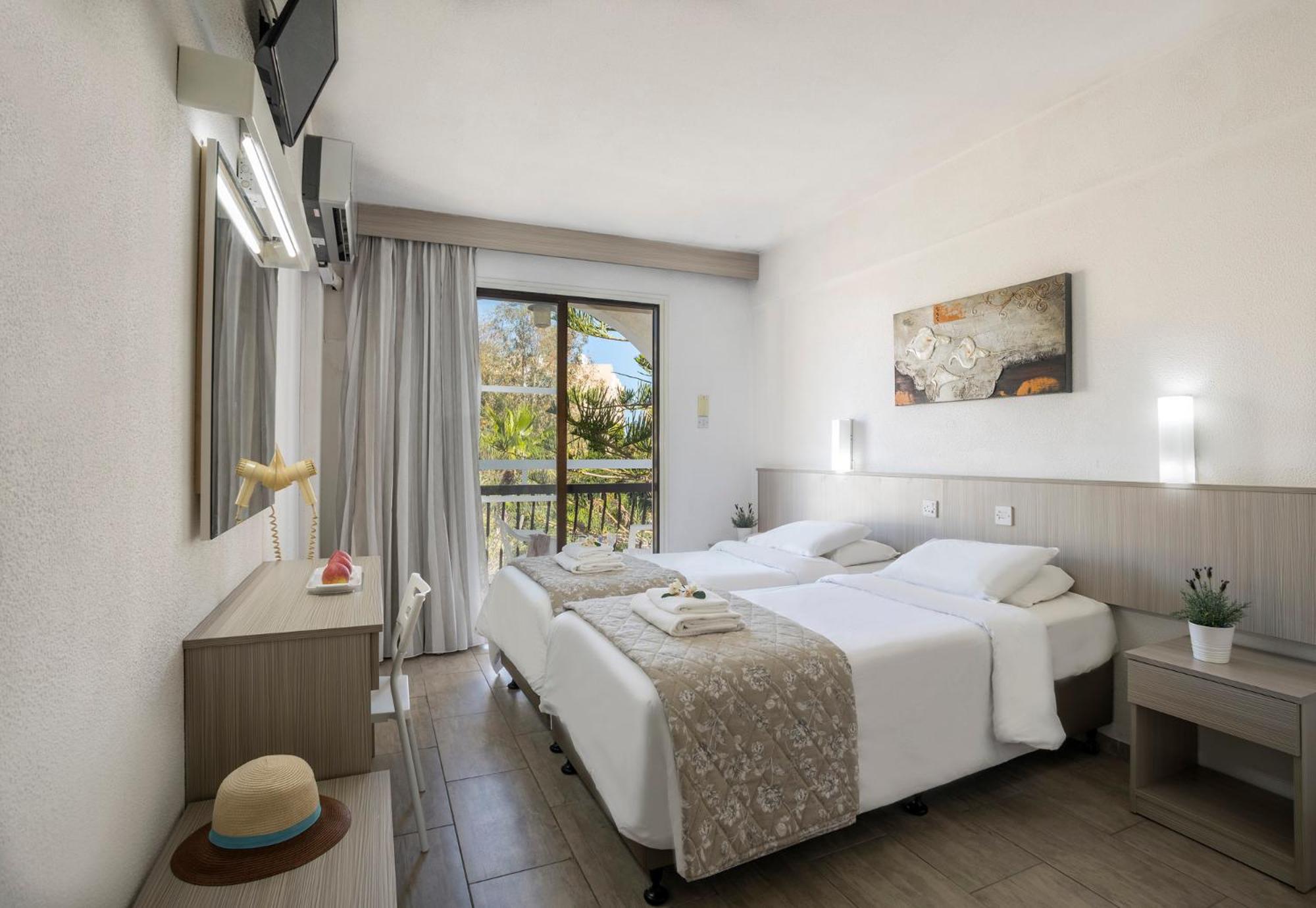 Double or Twin Room - Photo 4