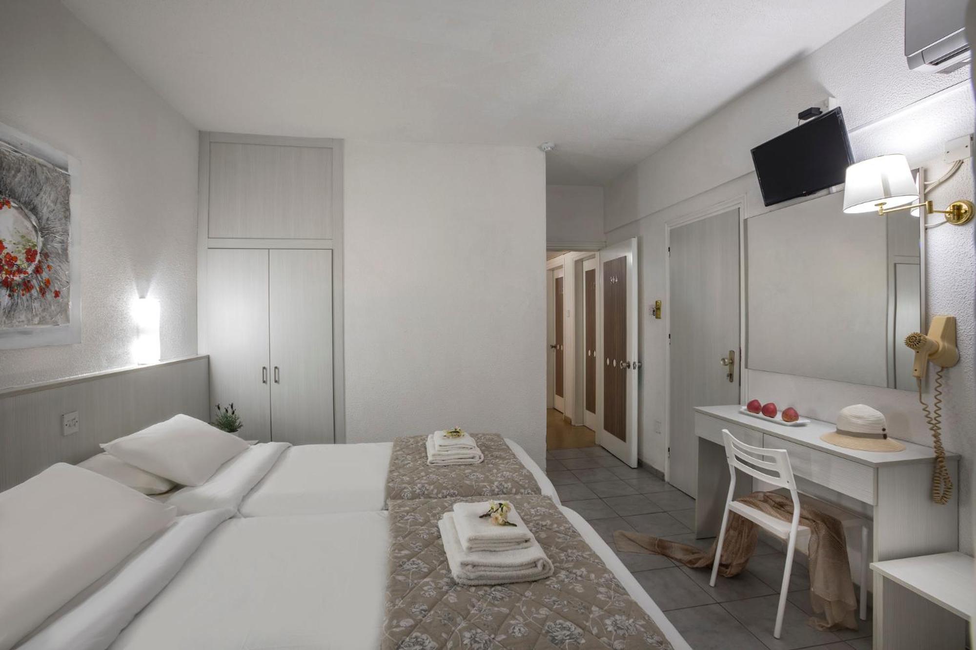 Double or Twin Room - Photo 5