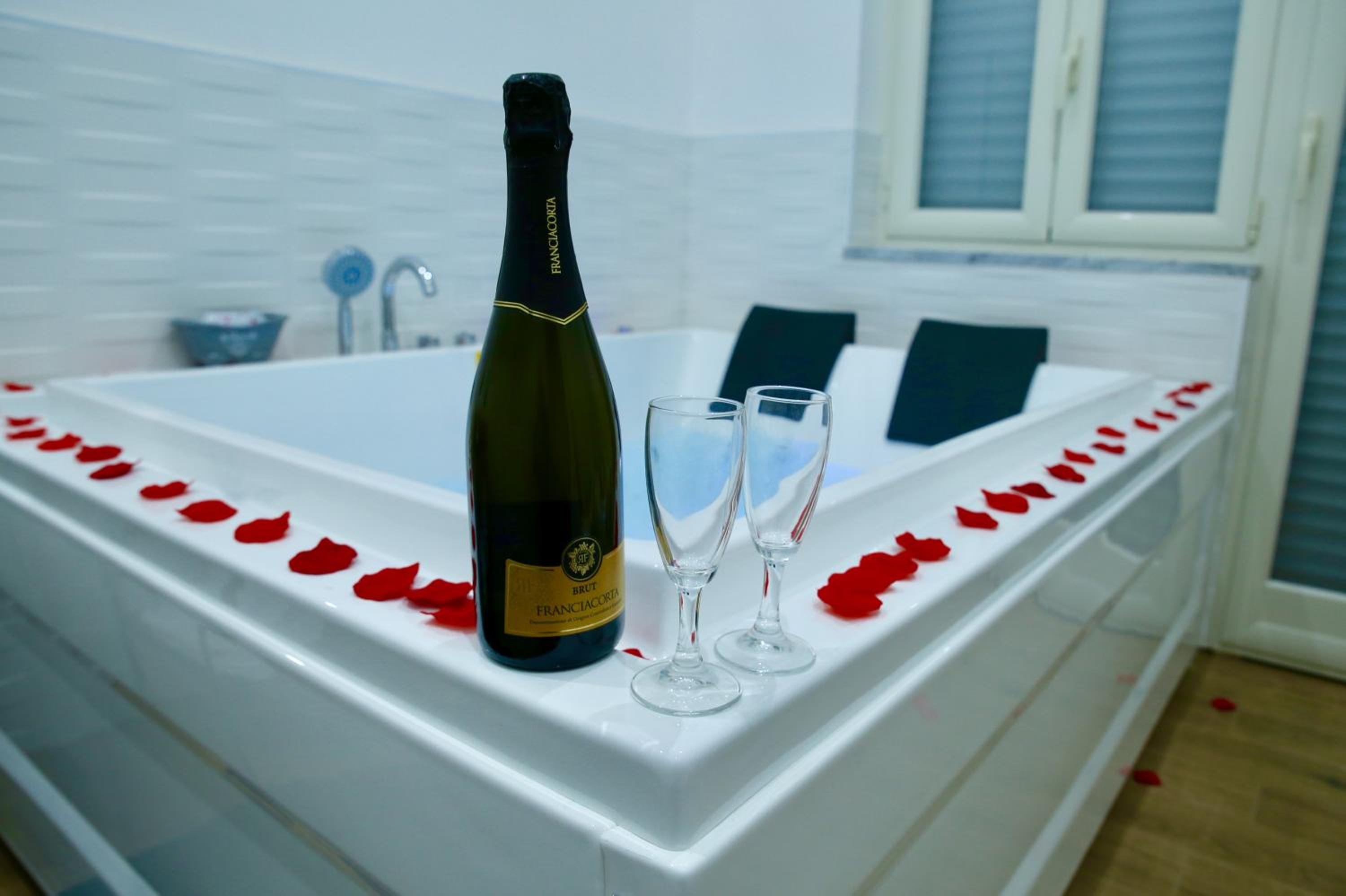 Deluxe Double Room with Bath - Photo 9