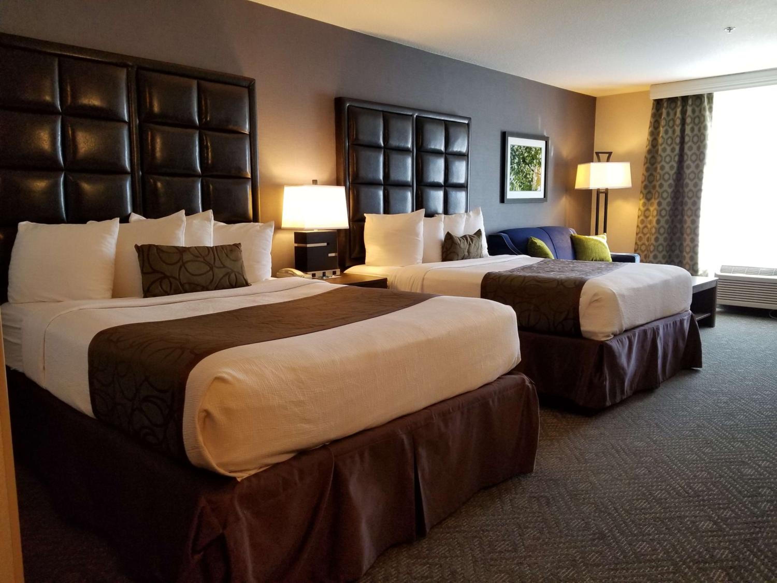Queen Room with Two Queen Beds - Non-Smoking - Photo 7