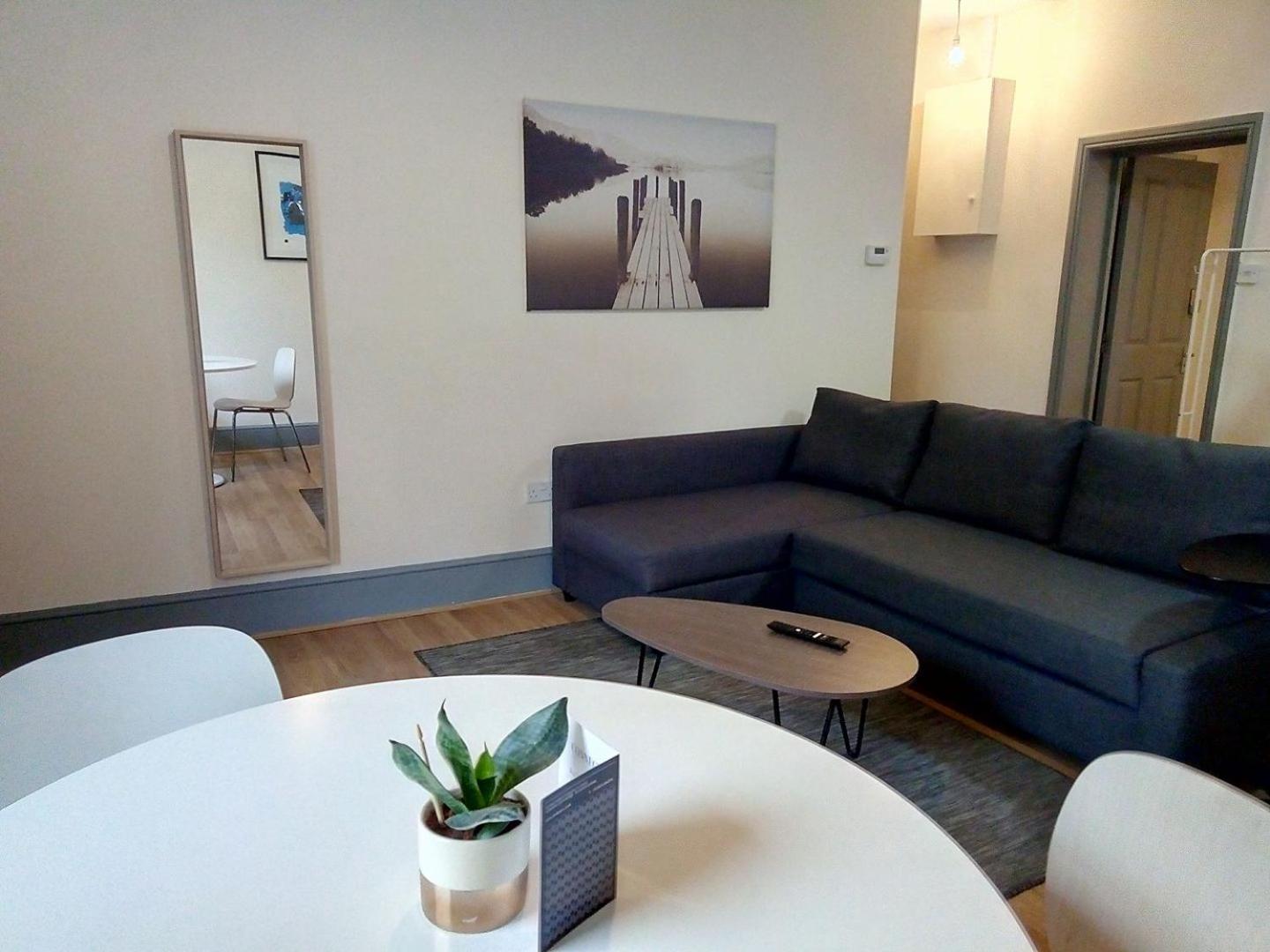One-Bedroom Apartment photo 2