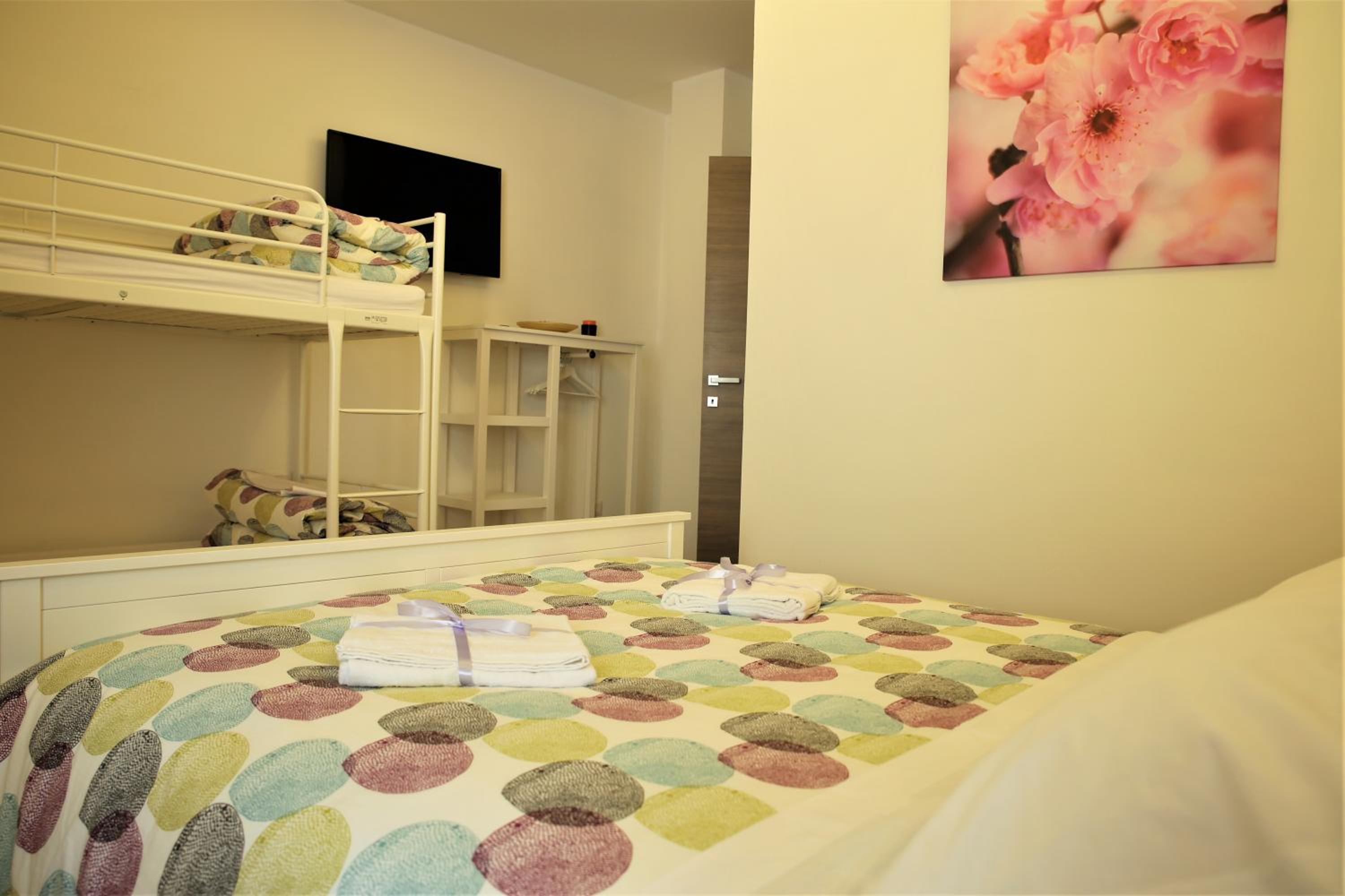 Deluxe Family Suite - Photo 13