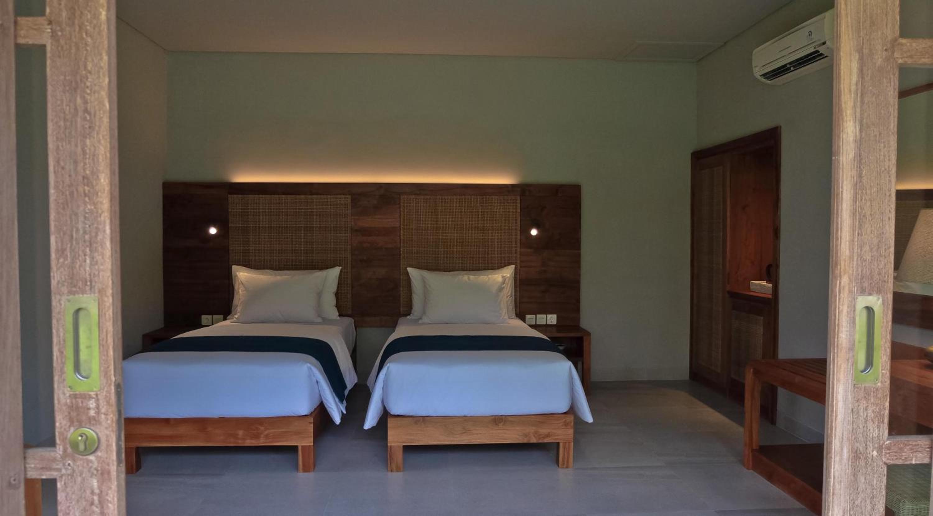 Deluxe King Room with Pool View photo 1