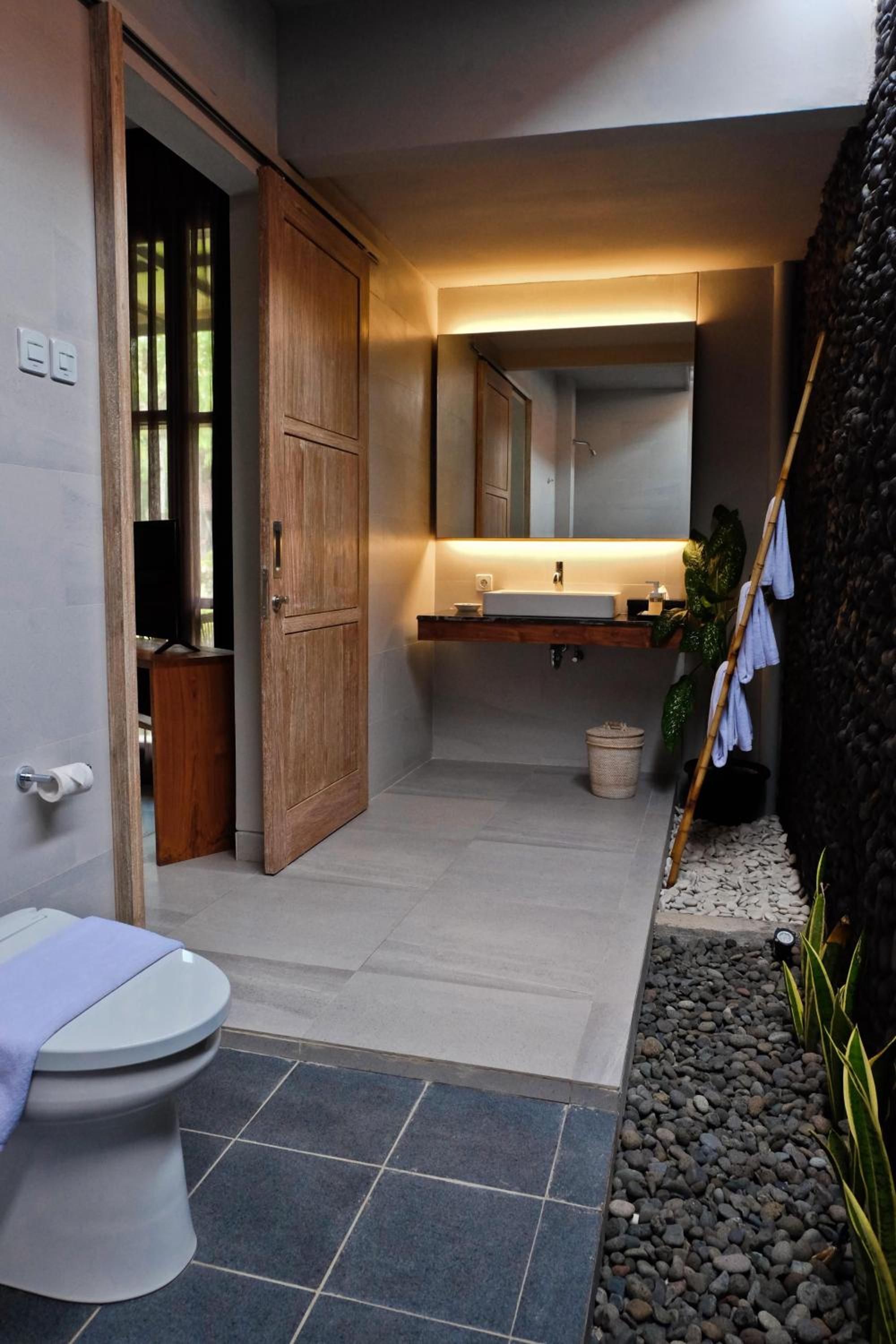 Deluxe King Room with Pool View photo 3