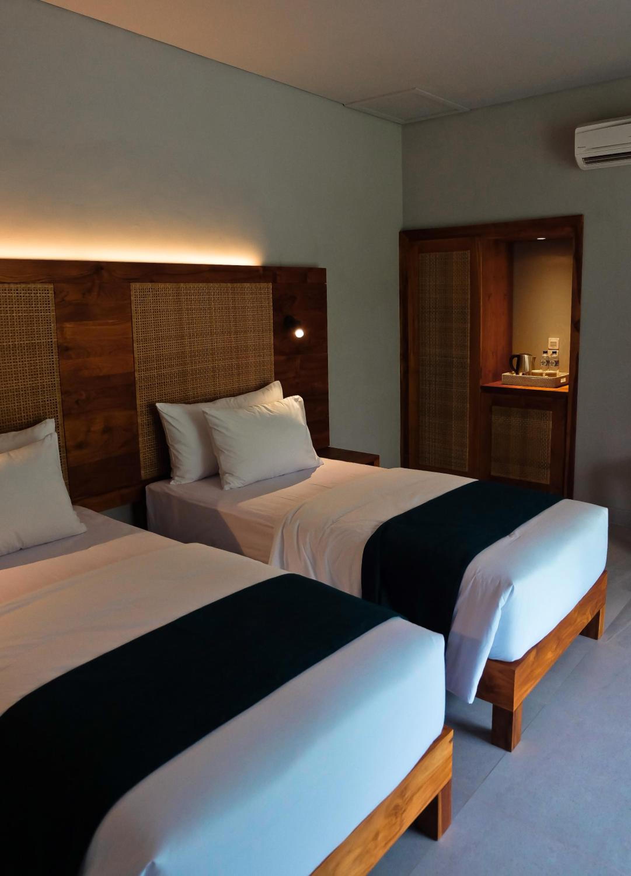 Deluxe Twin Room with Pool View photo 3