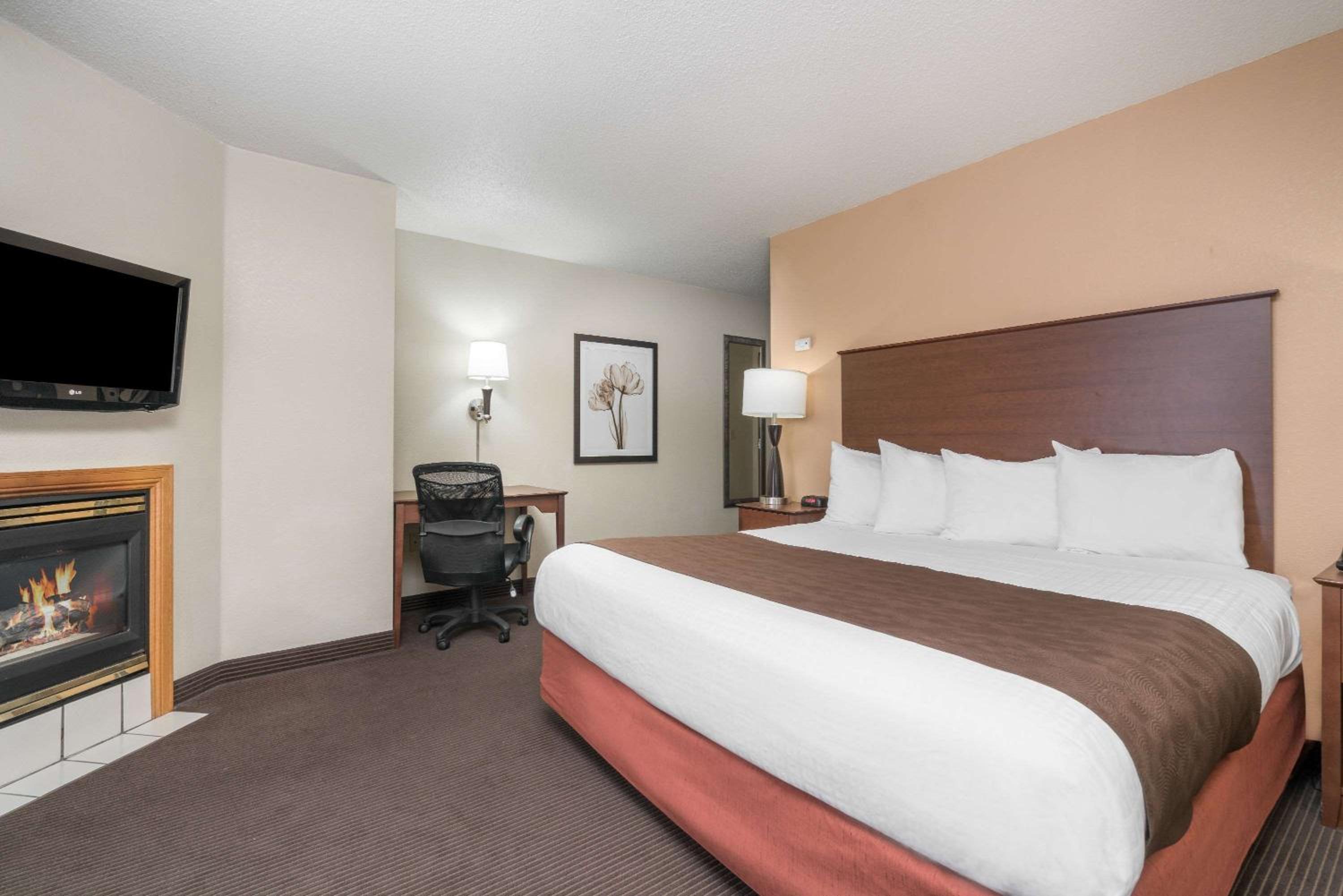 One-Bedroom Superior King Suite - Non-Smoking - Photo 2