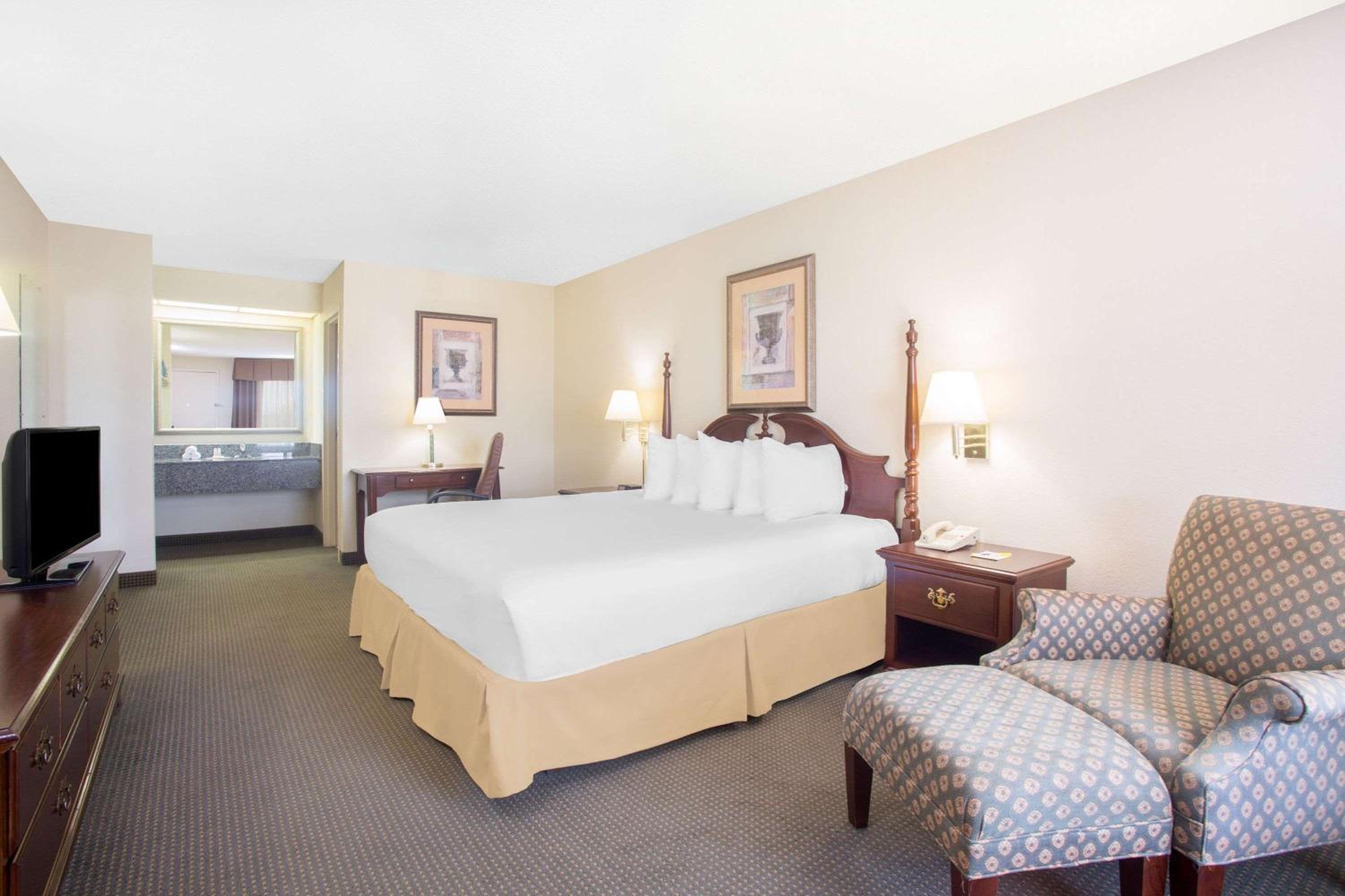 King Room - Non-Smoking - Photo 6