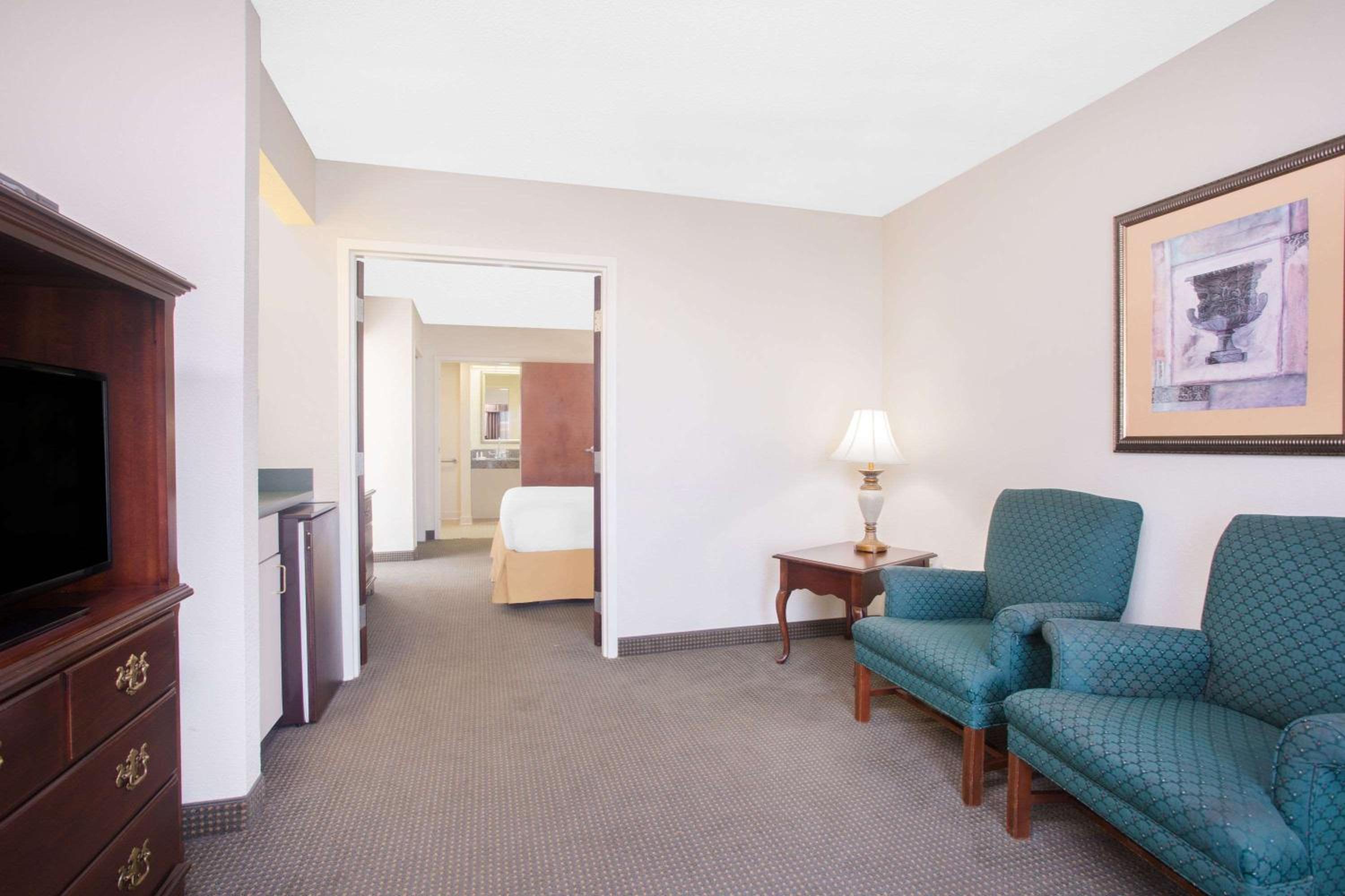 One-Bedroom King Suite - Non-Smoking - Photo 1