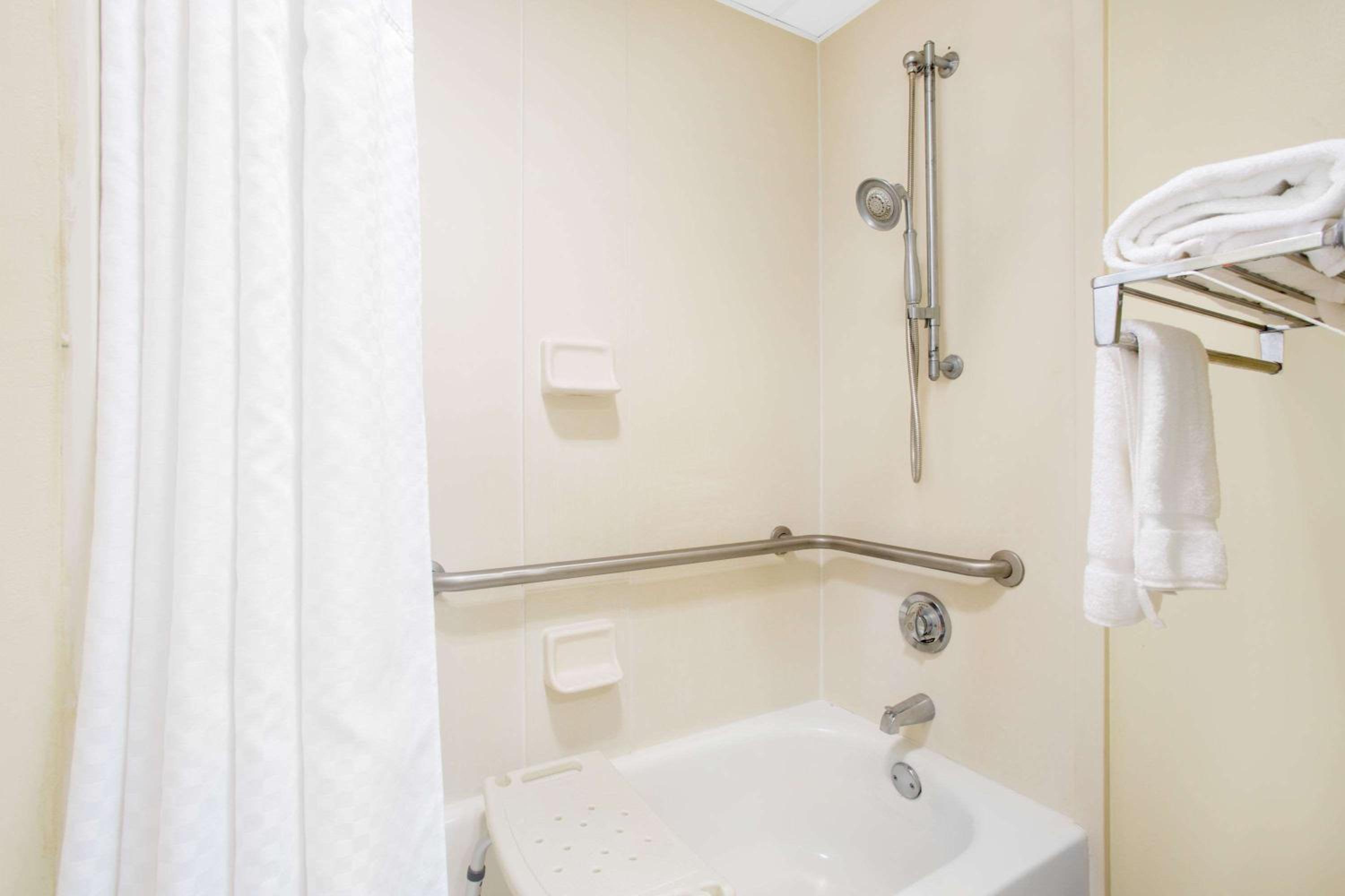 King Room - Disability Access - Non-Smoking - Photo 2