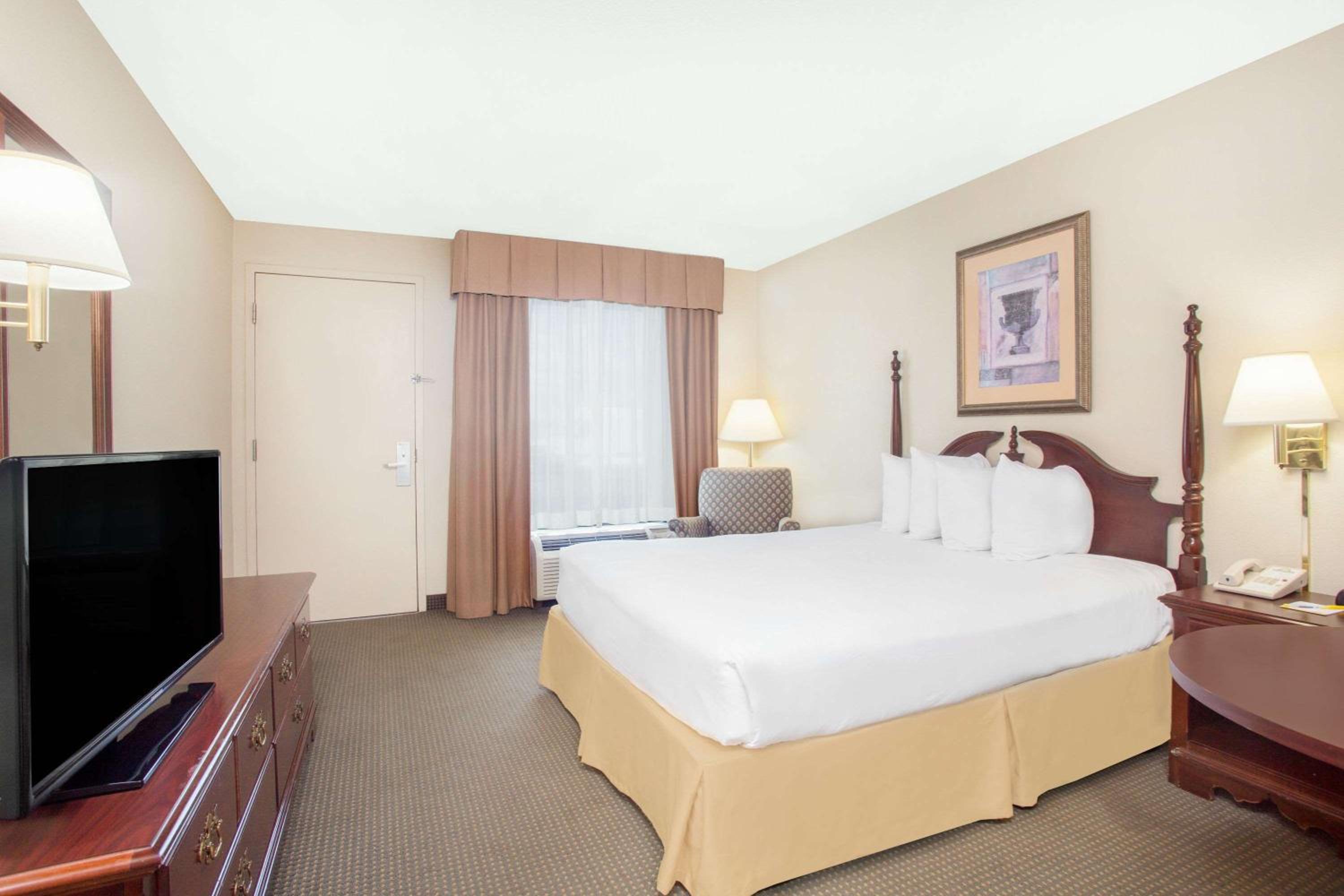 King Room - Non-Smoking - Photo 4