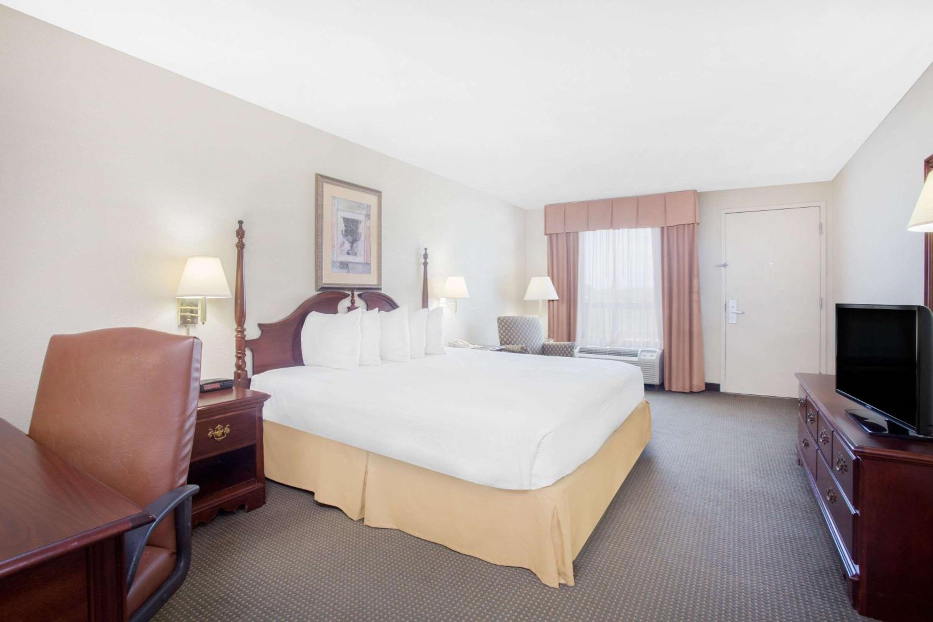 King Room - Non-Smoking - Photo 5