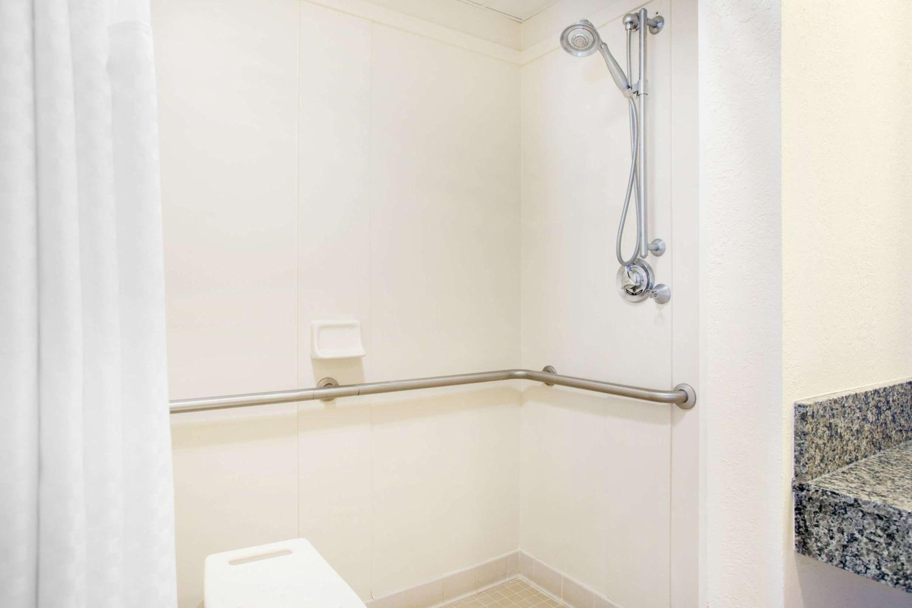 King Room - Disability Access - Non-Smoking - Photo 4