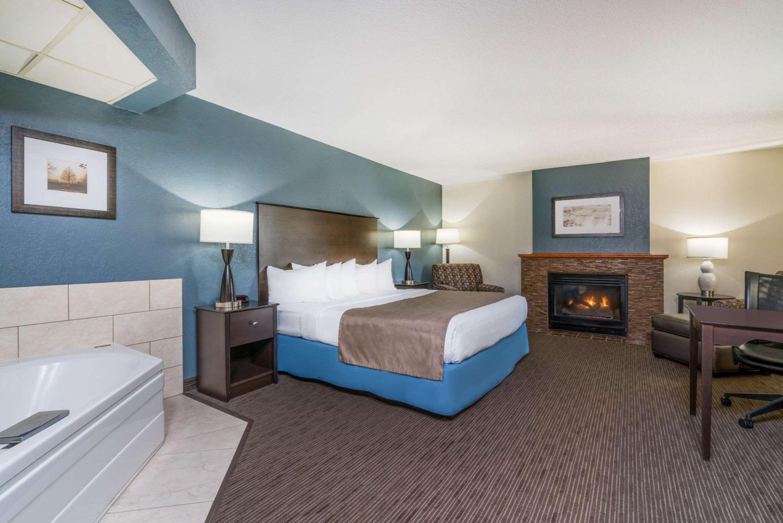 1 King Bed, Deluxe Studio Suite (Non-Smoking) - Photo 2