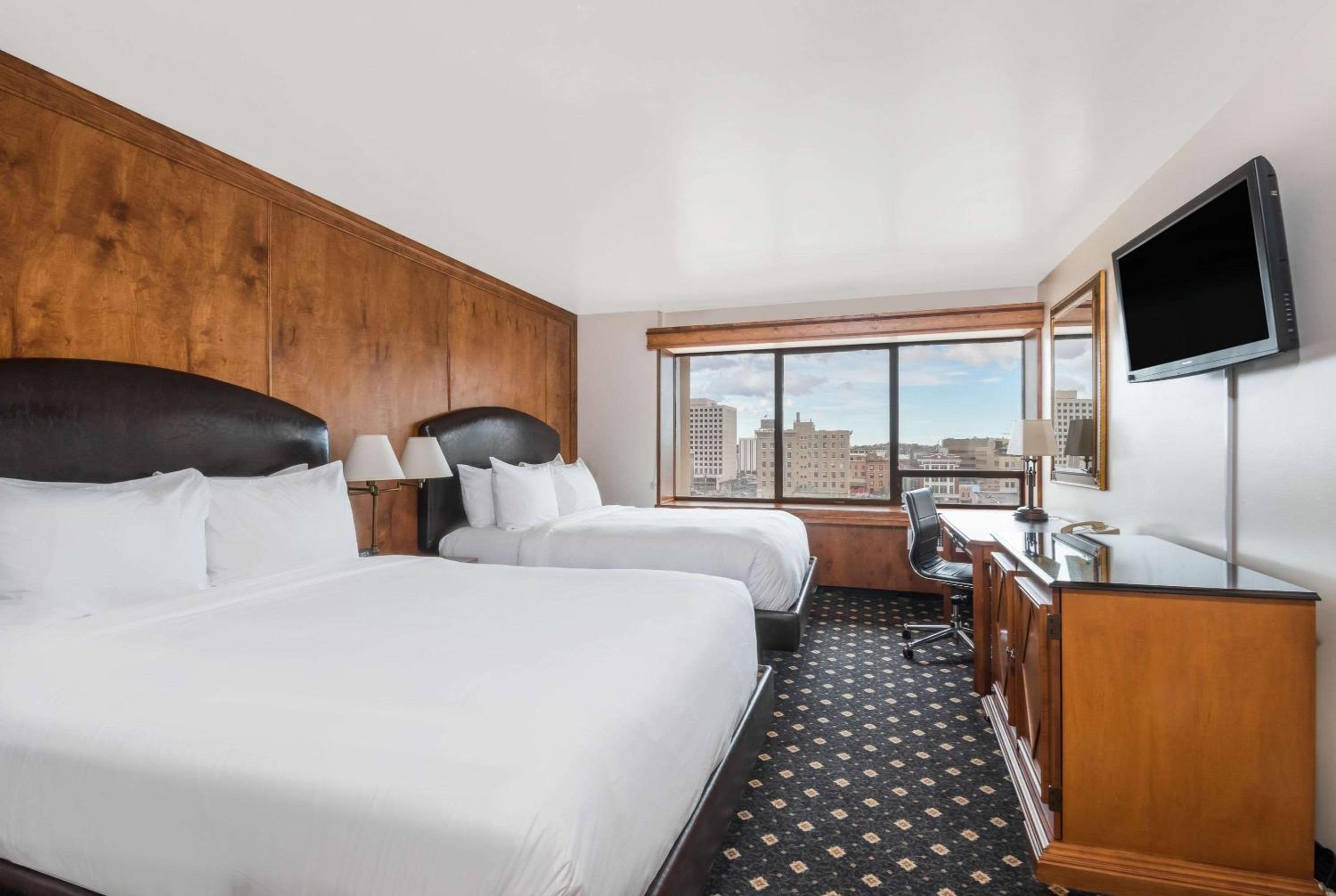 Queen Room with Two Queen Beds - Photo 3