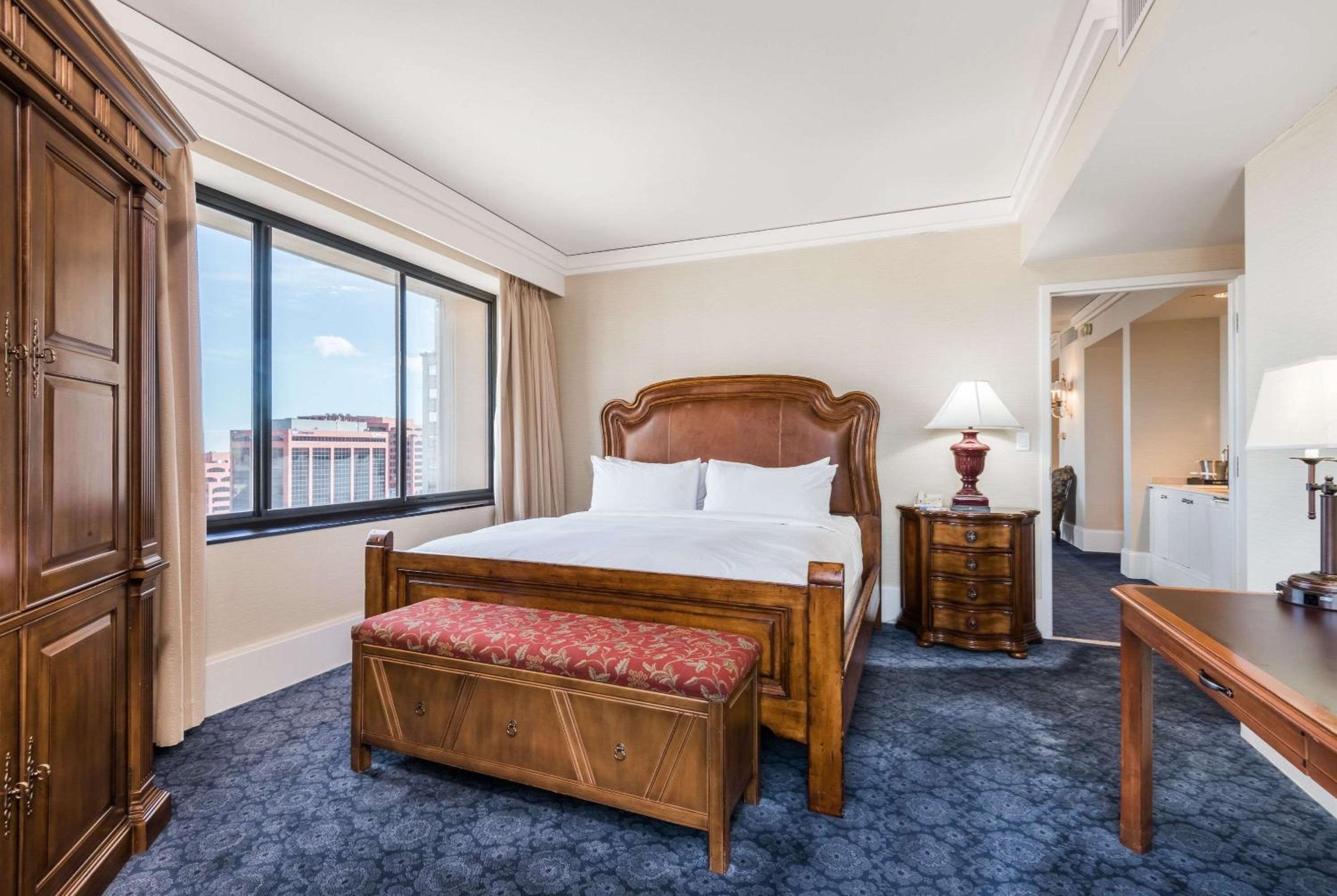 King Governors Suite with City View photo 1