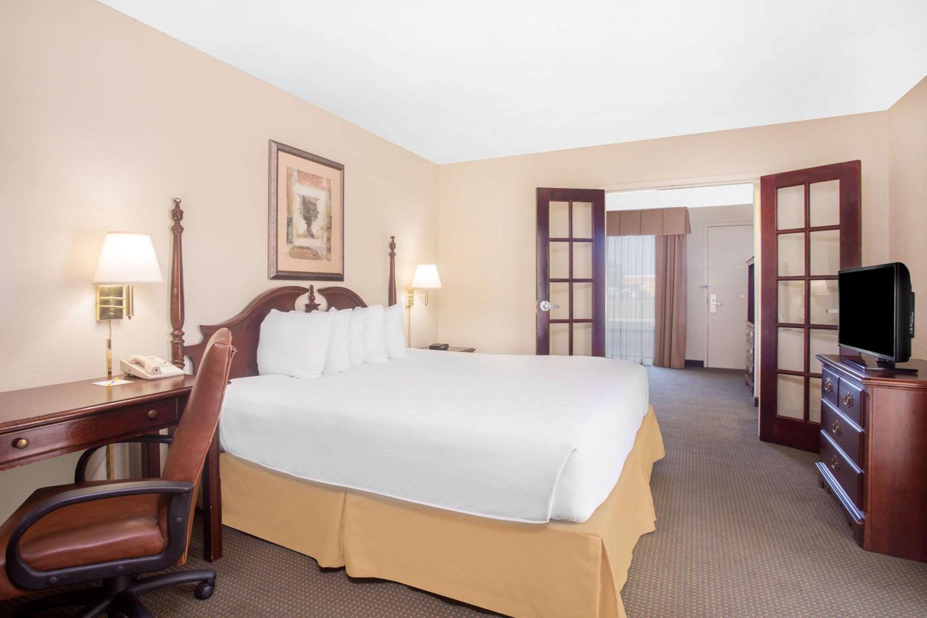 One-Bedroom King Suite - Non-Smoking - Photo 3