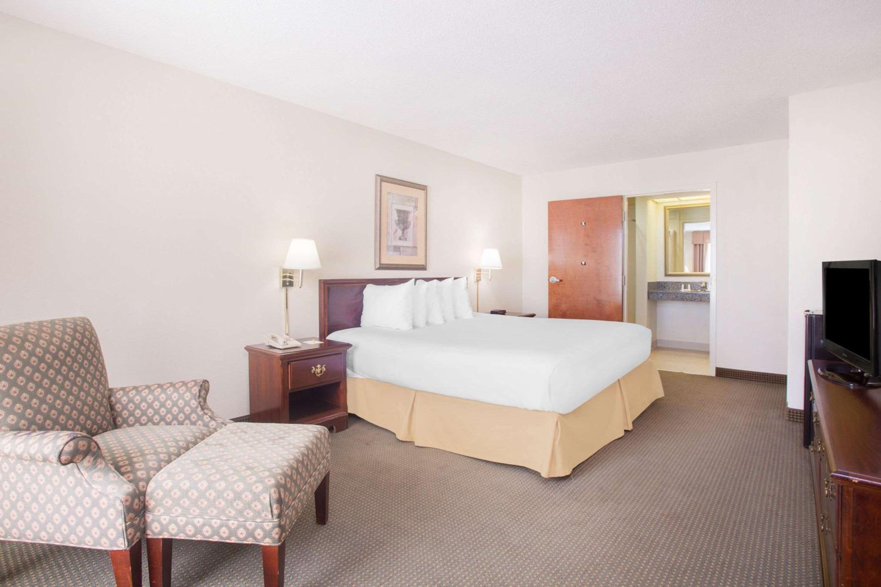 King Room - Disability Access - Non-Smoking - Photo 5