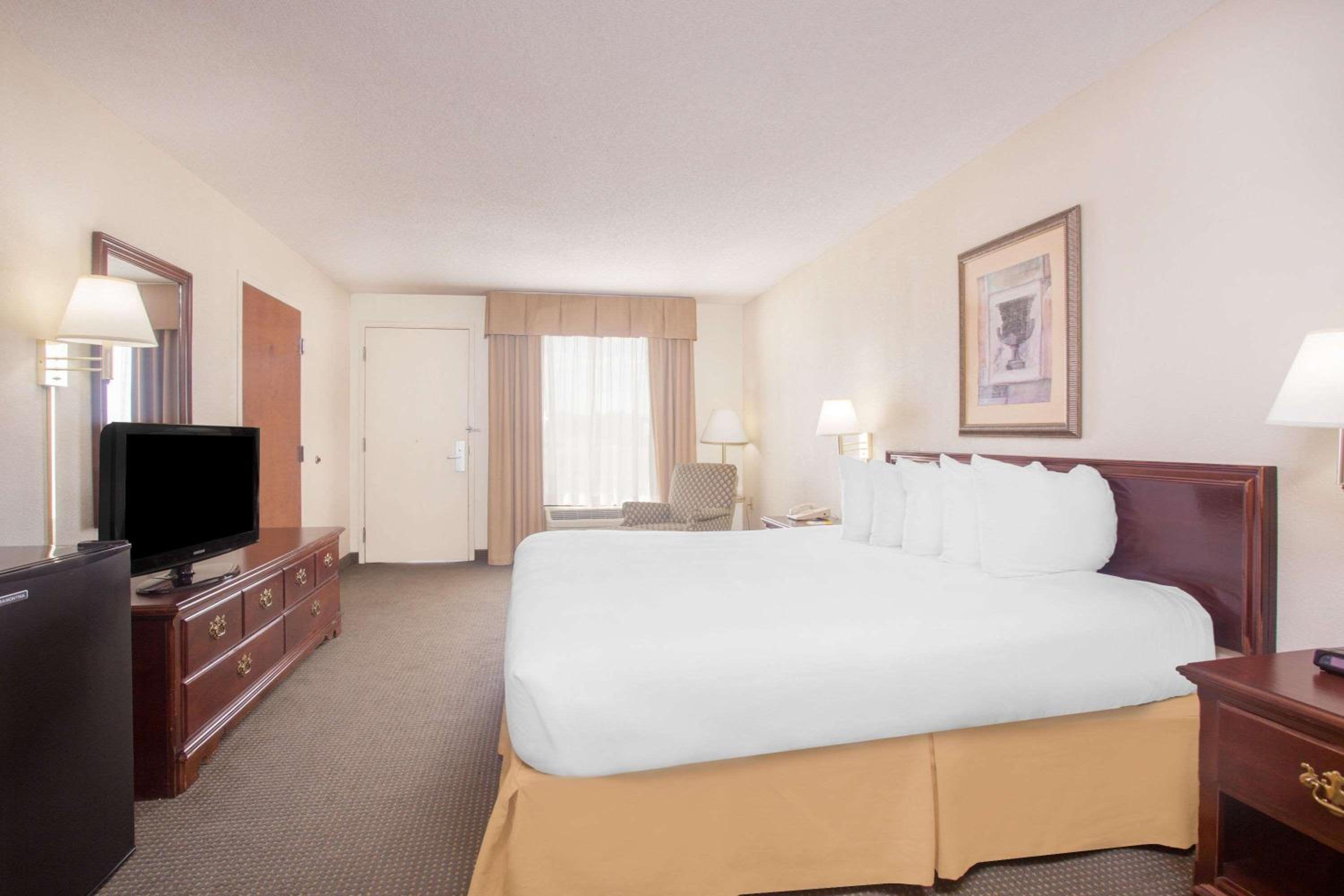 King Room - Non-Smoking - Photo 2