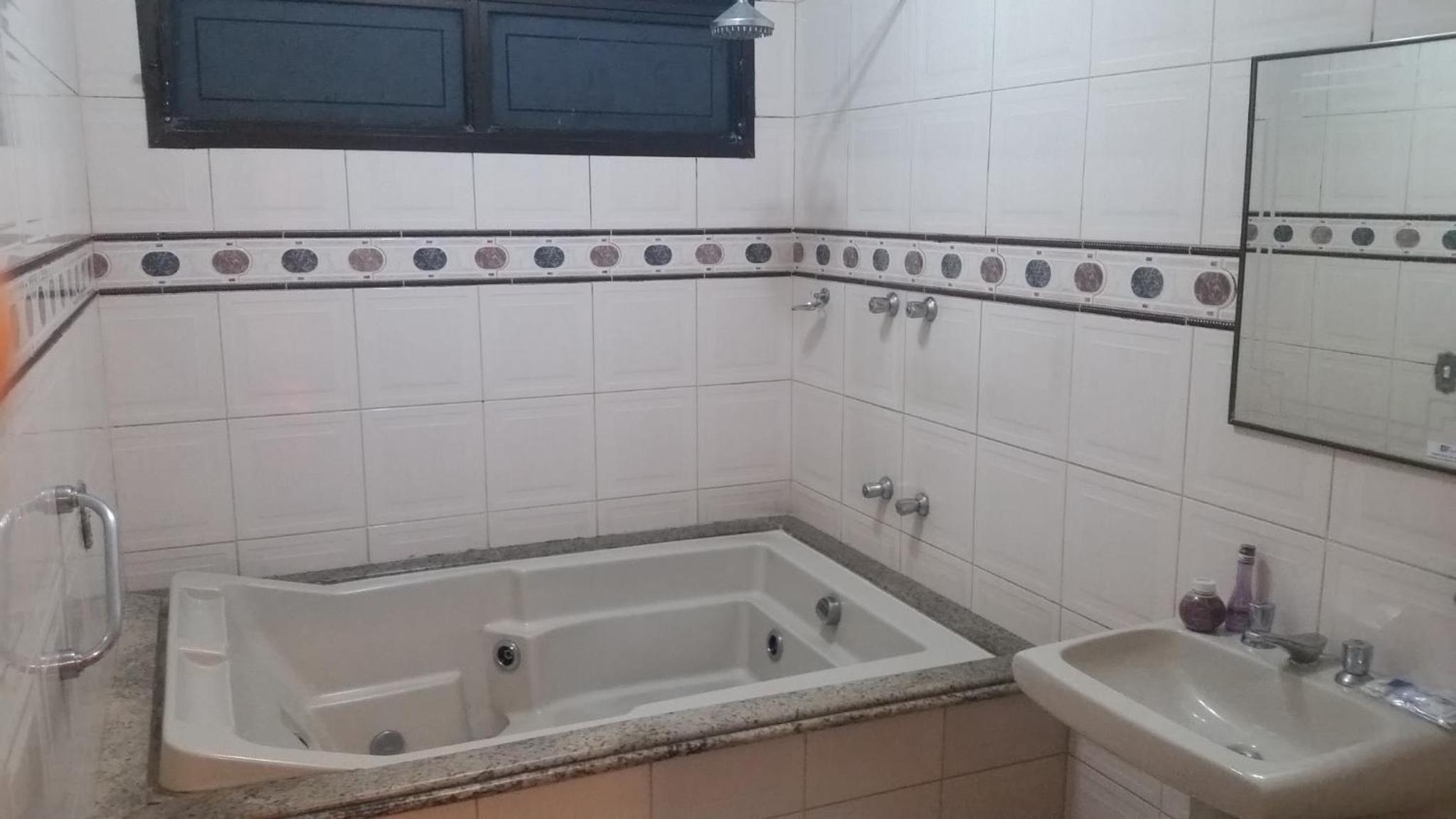 Deluxe Suite with Spa Bath photo 3