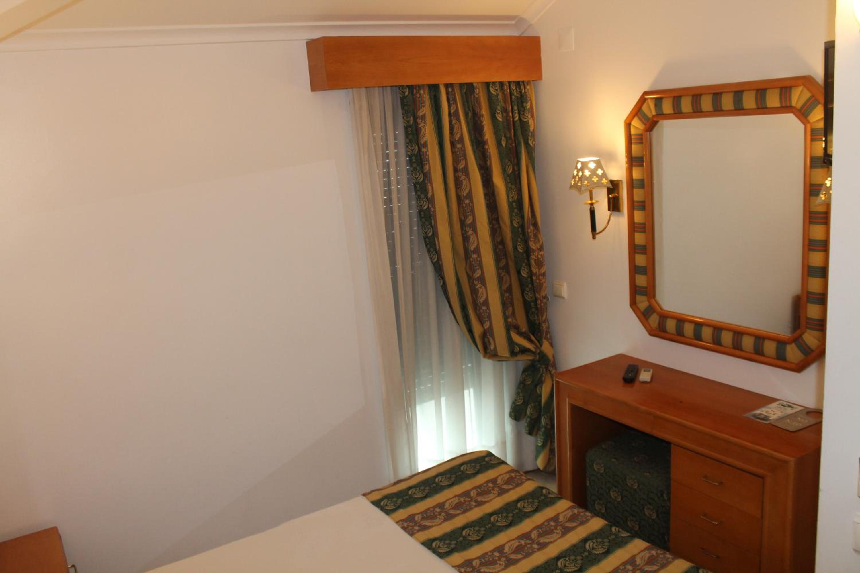 Small Double Room with Balcony and Sea View photo 2