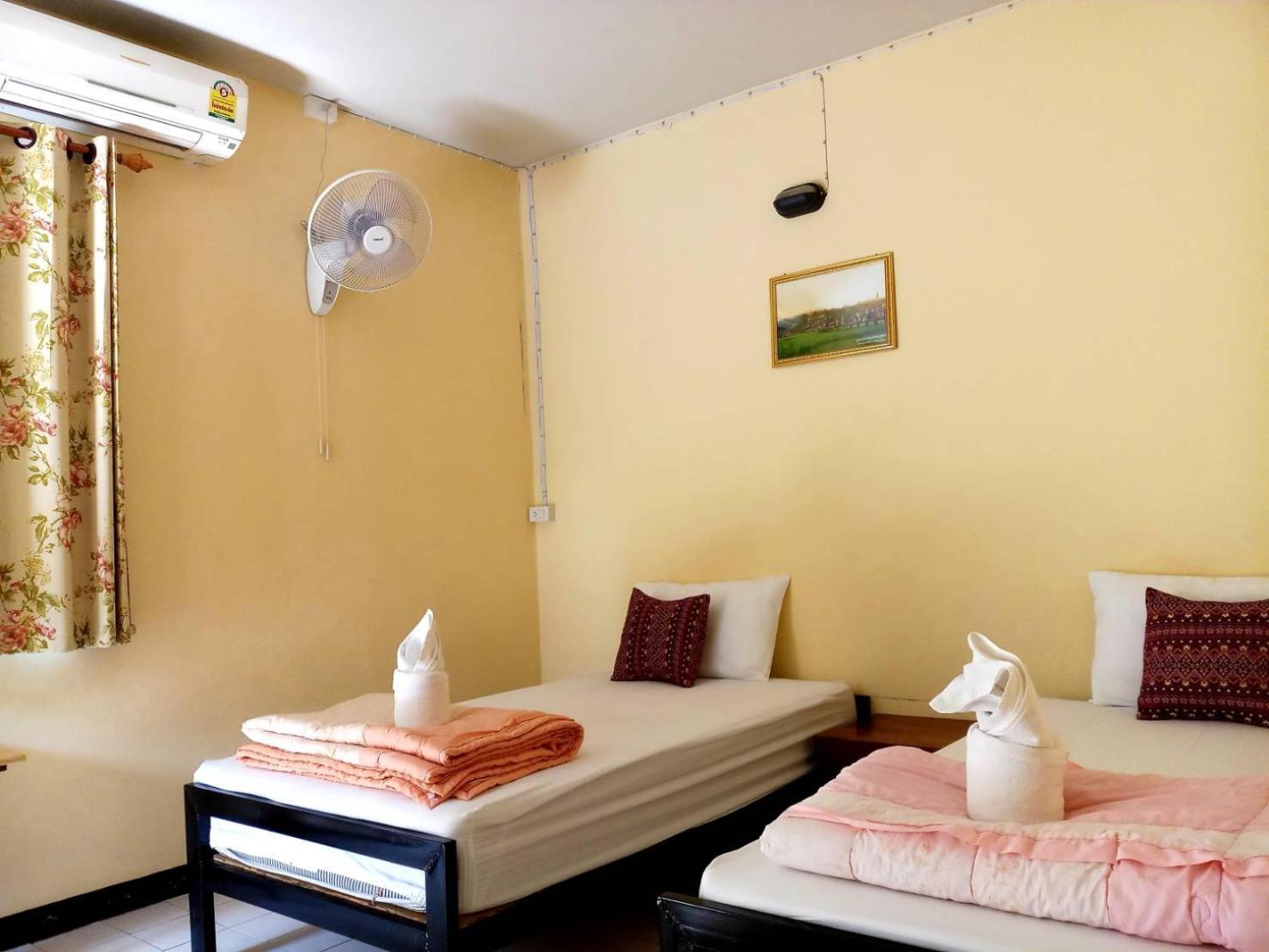 Twin Room with Bathroom - Photo 1