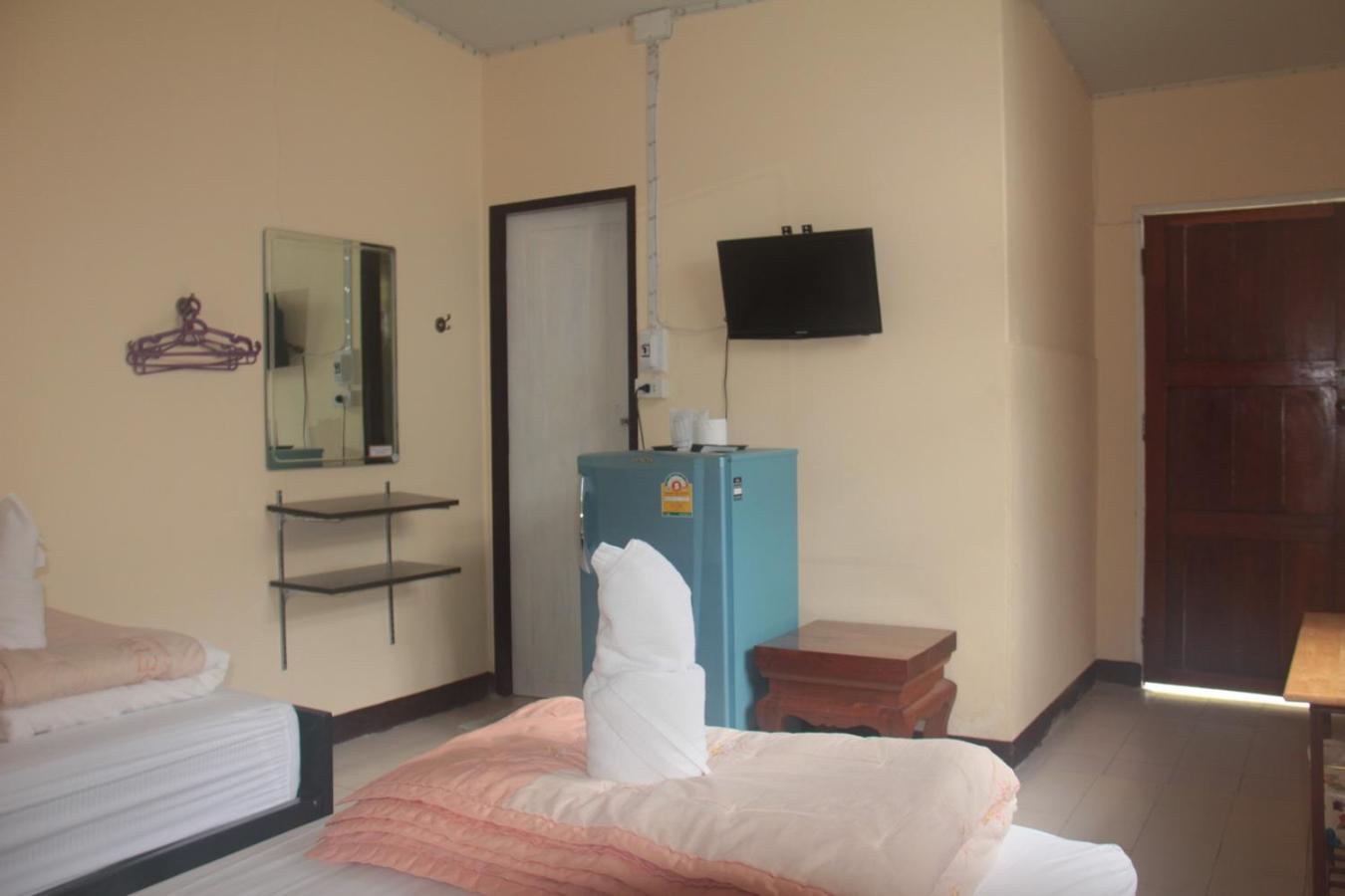 Twin Room with Bathroom - Photo 2