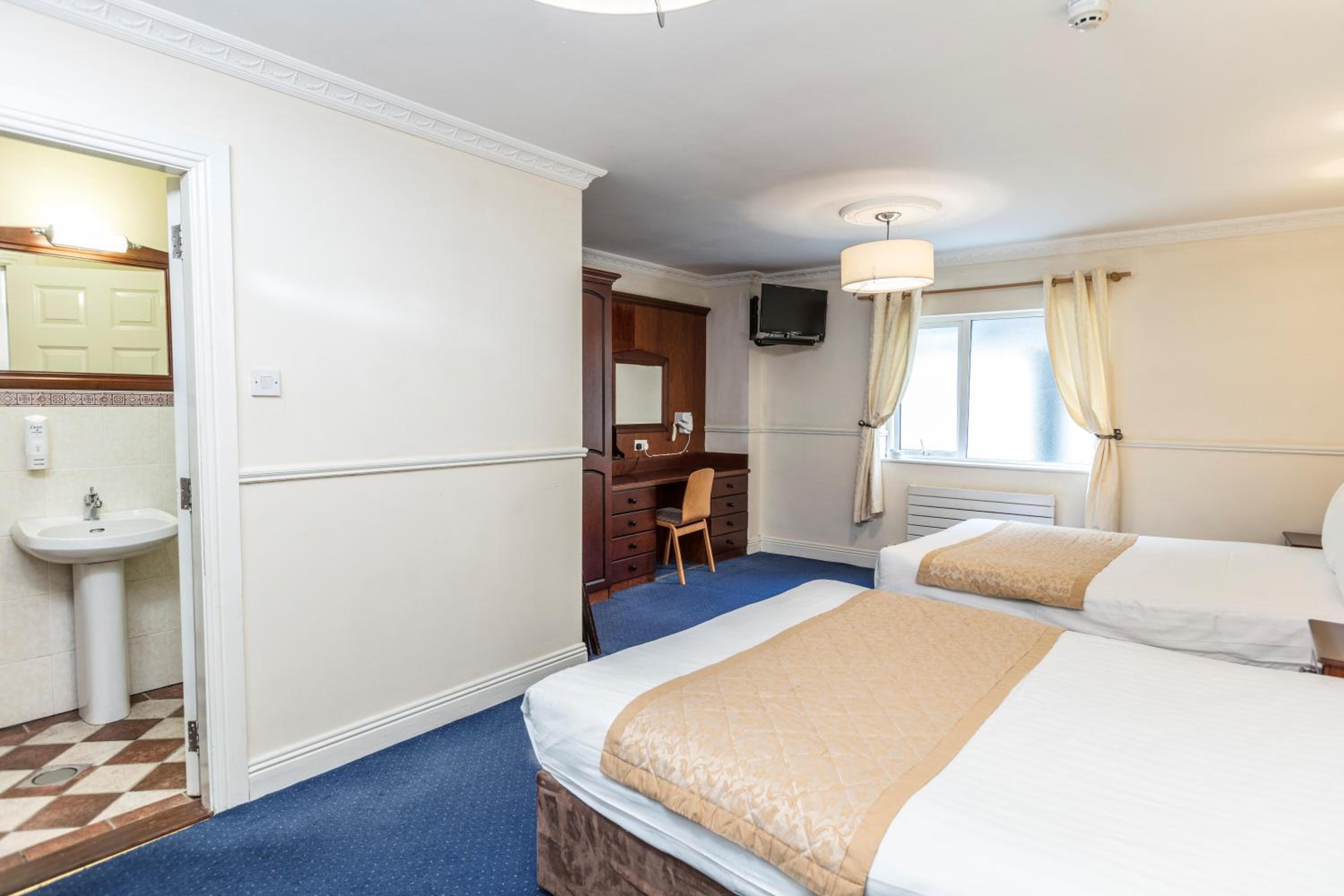 Triple Room thumbnail 5