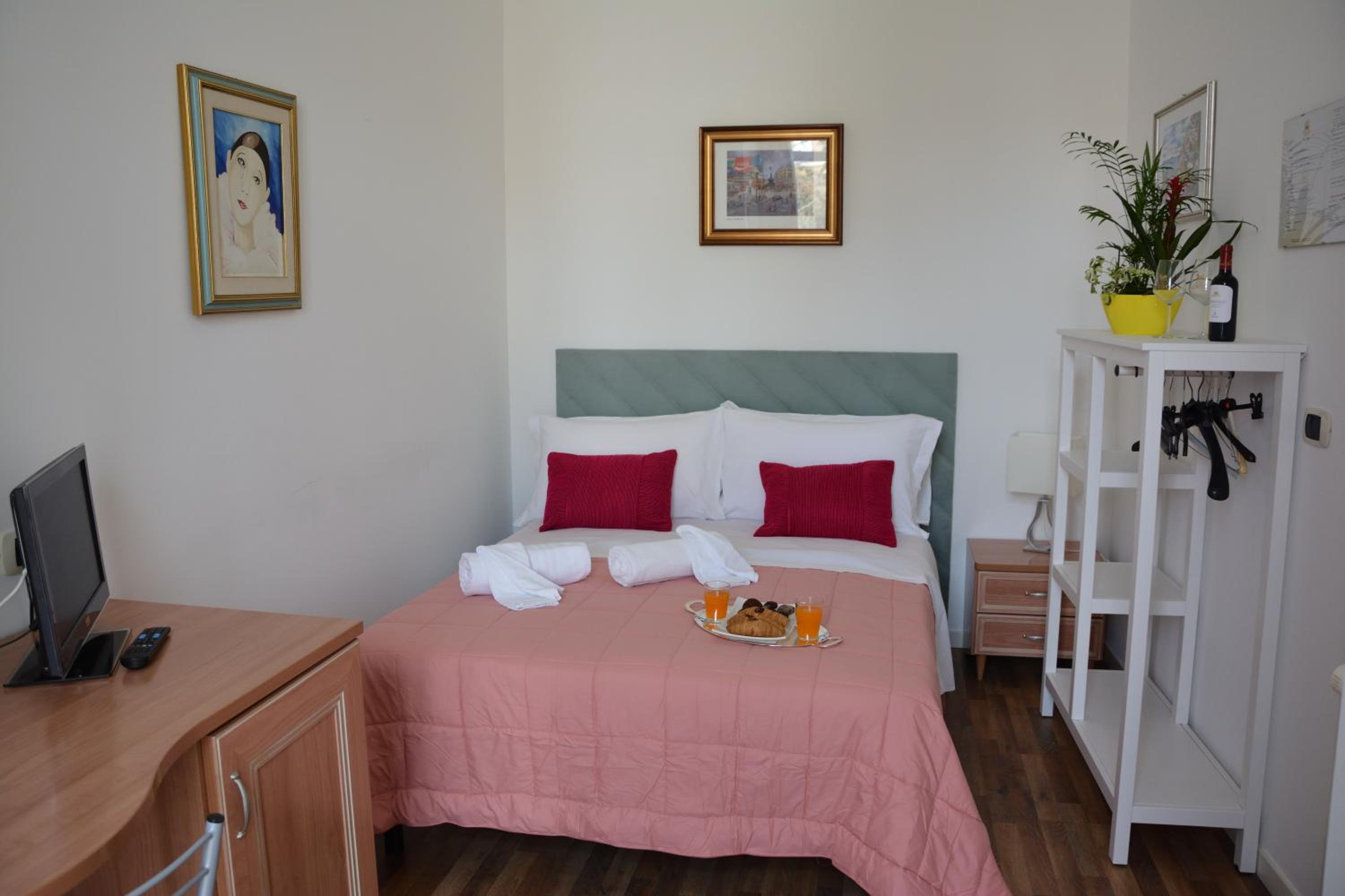Small Double Room photo 1