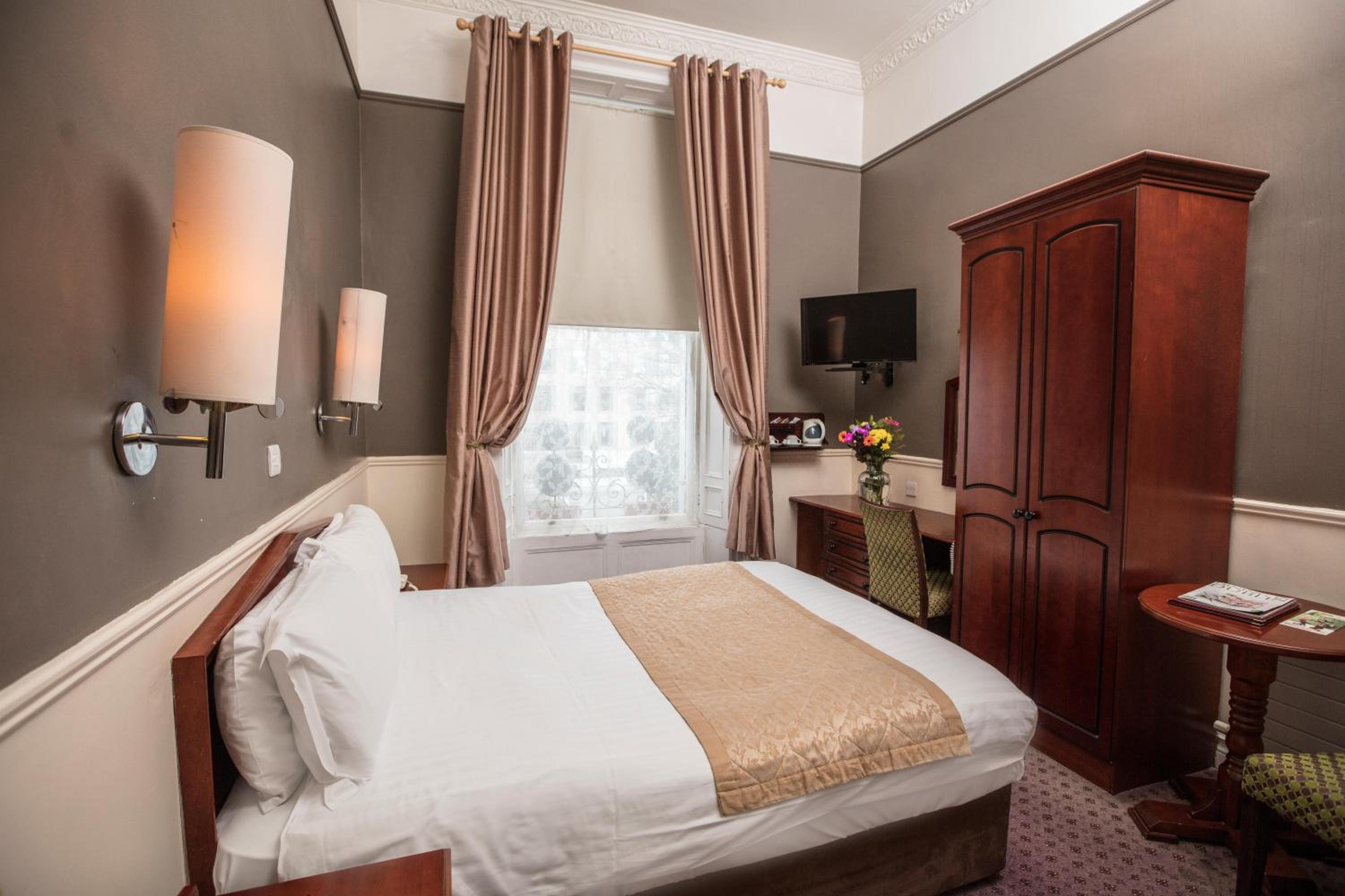Double Room thumbnail 5