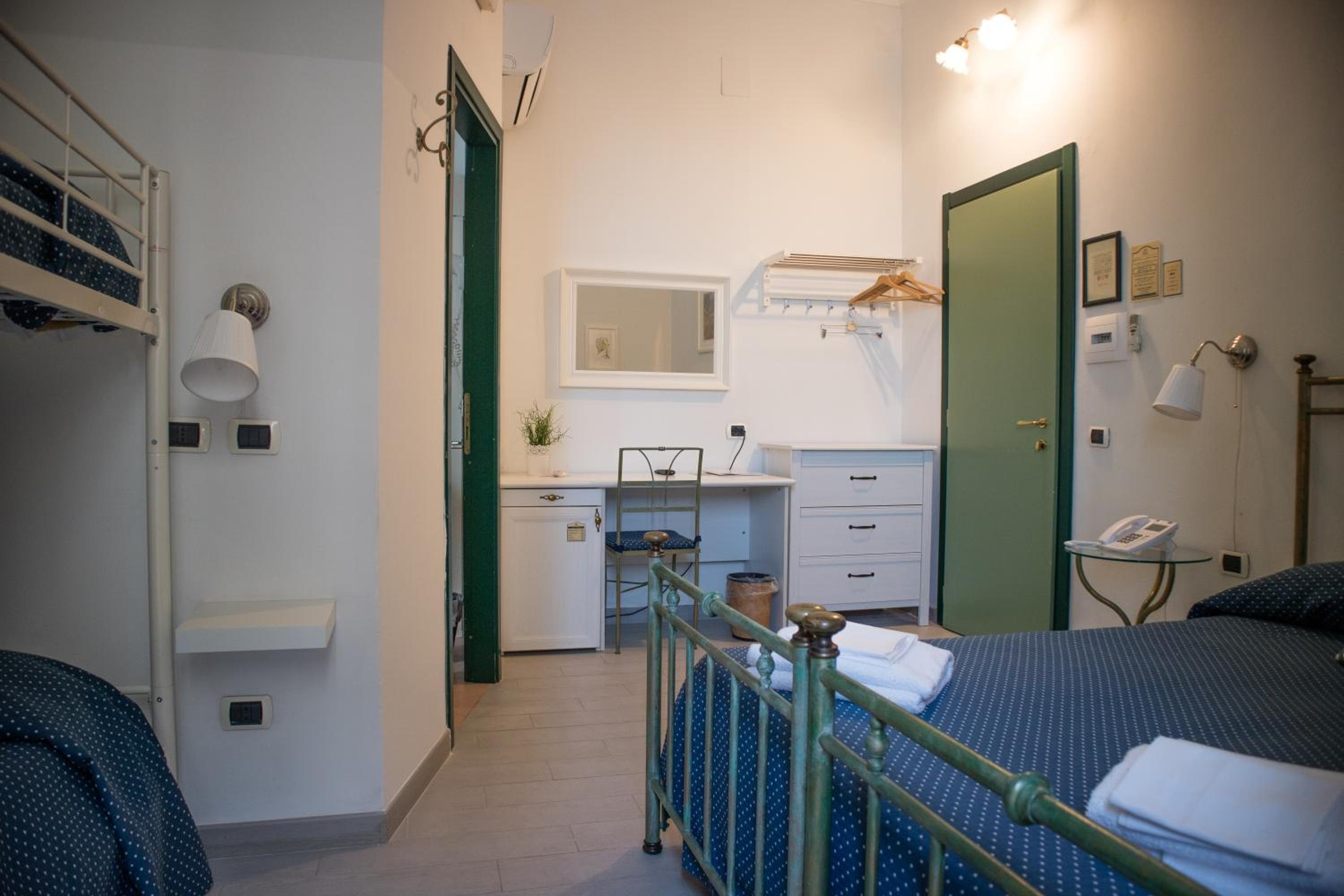 Quadruple  Room - Photo 3
