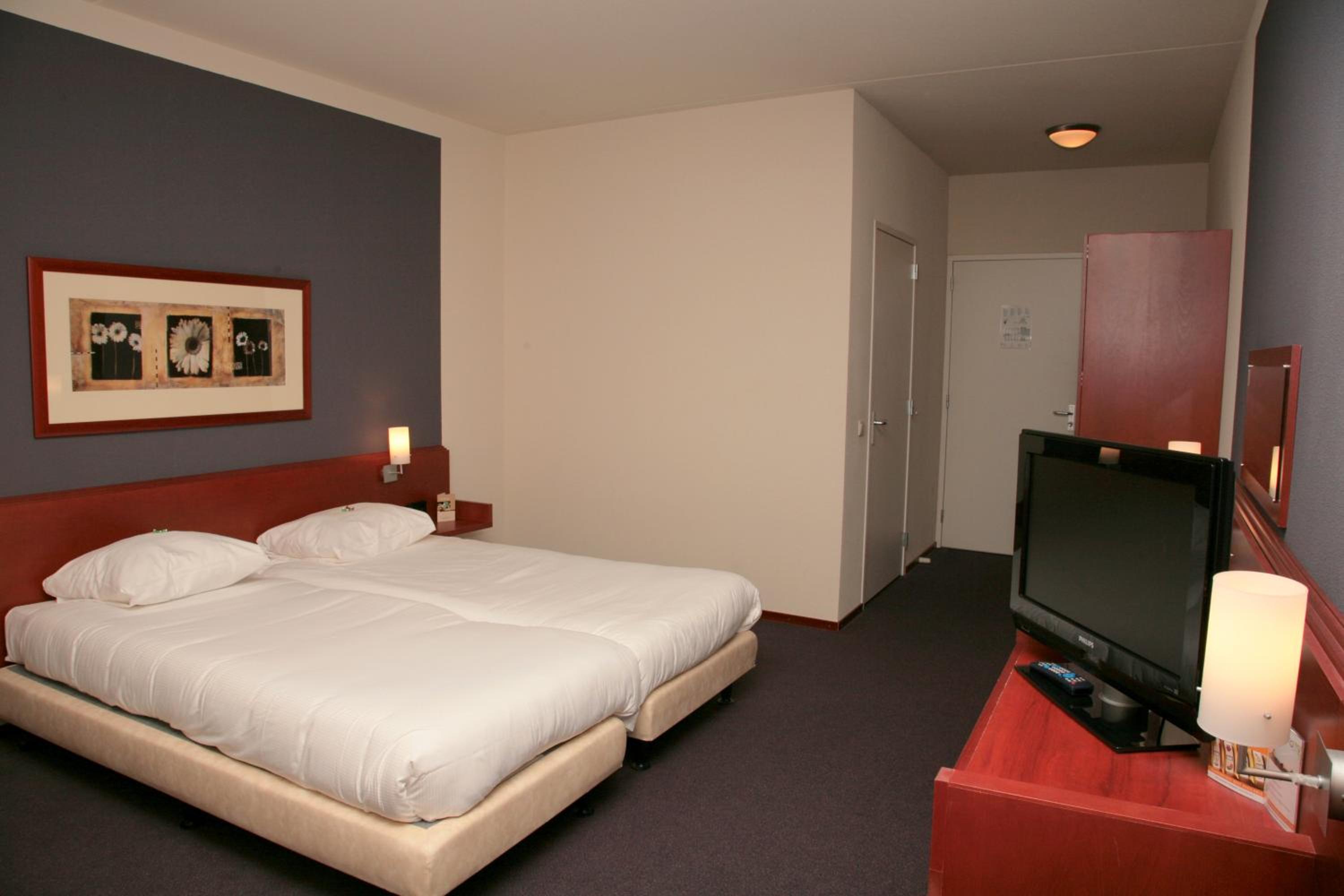 Spacious Comfort Double Room with Balcony - Photo 2