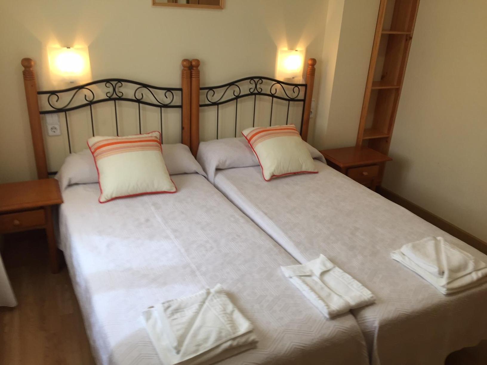 Twin Room with Bathroom photo 2