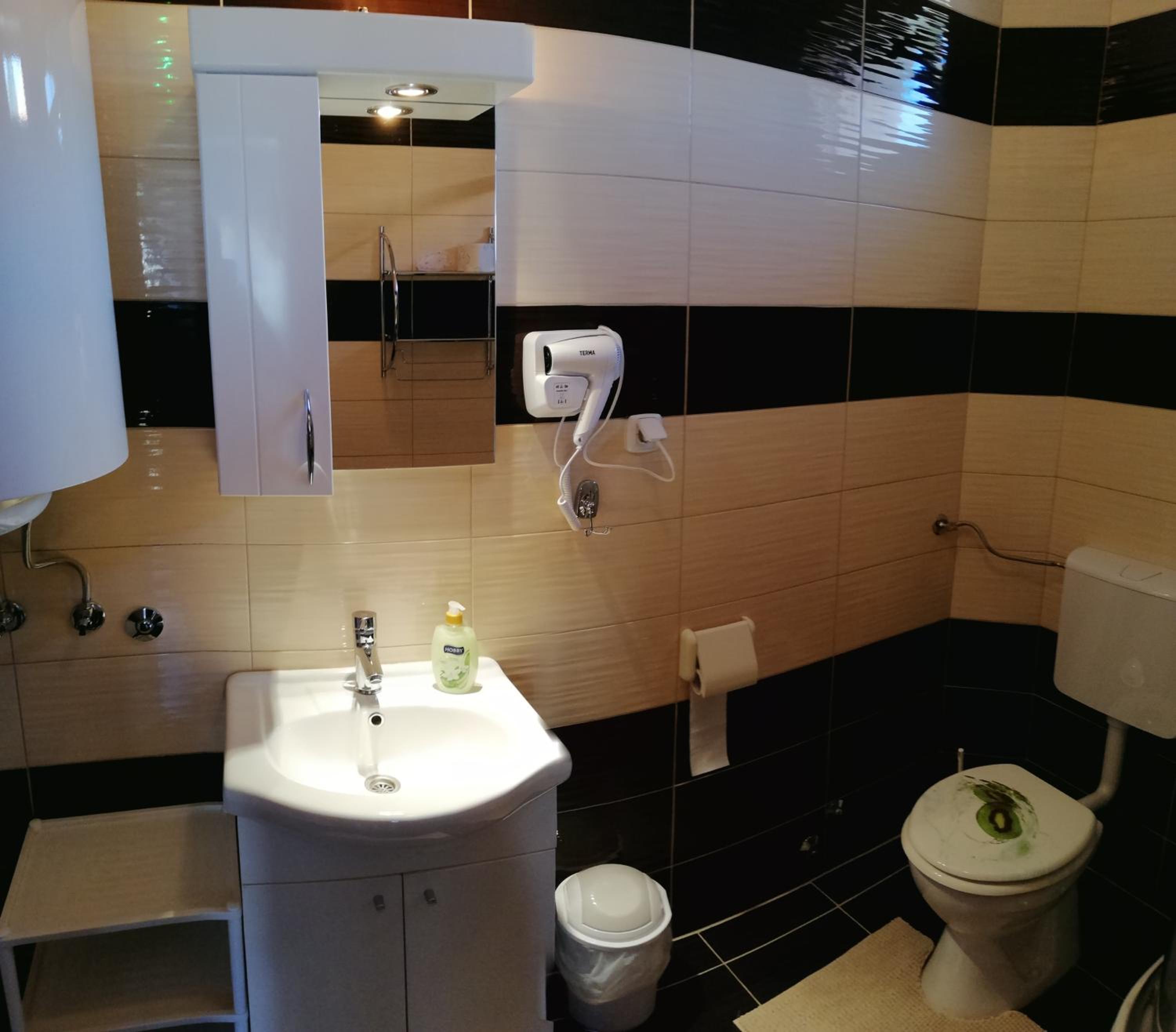 Triple Room with Balcony - Photo 12