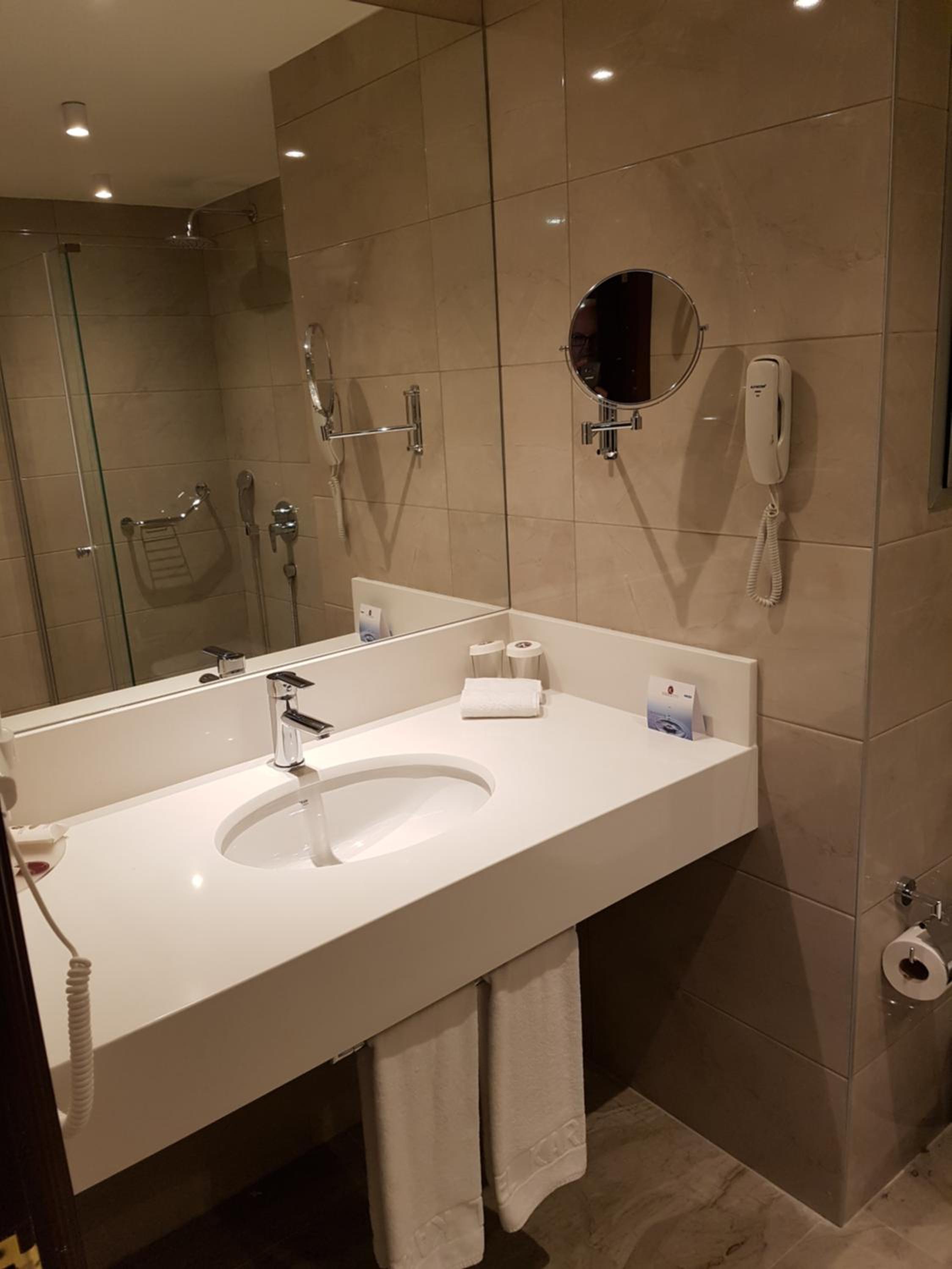 Deluxe Room - Photo 12