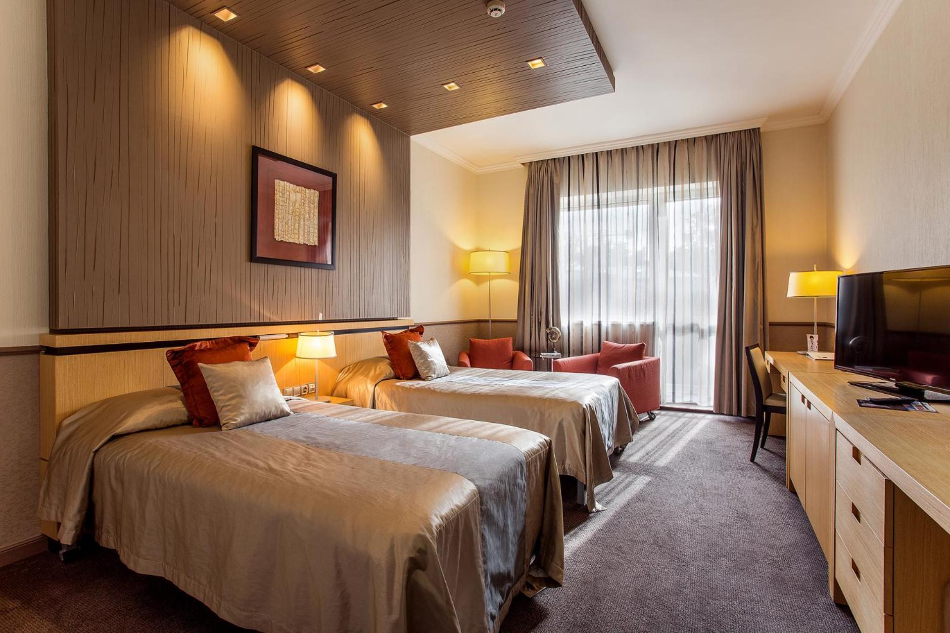 Deluxe Double or Twin Room thumbnail 5