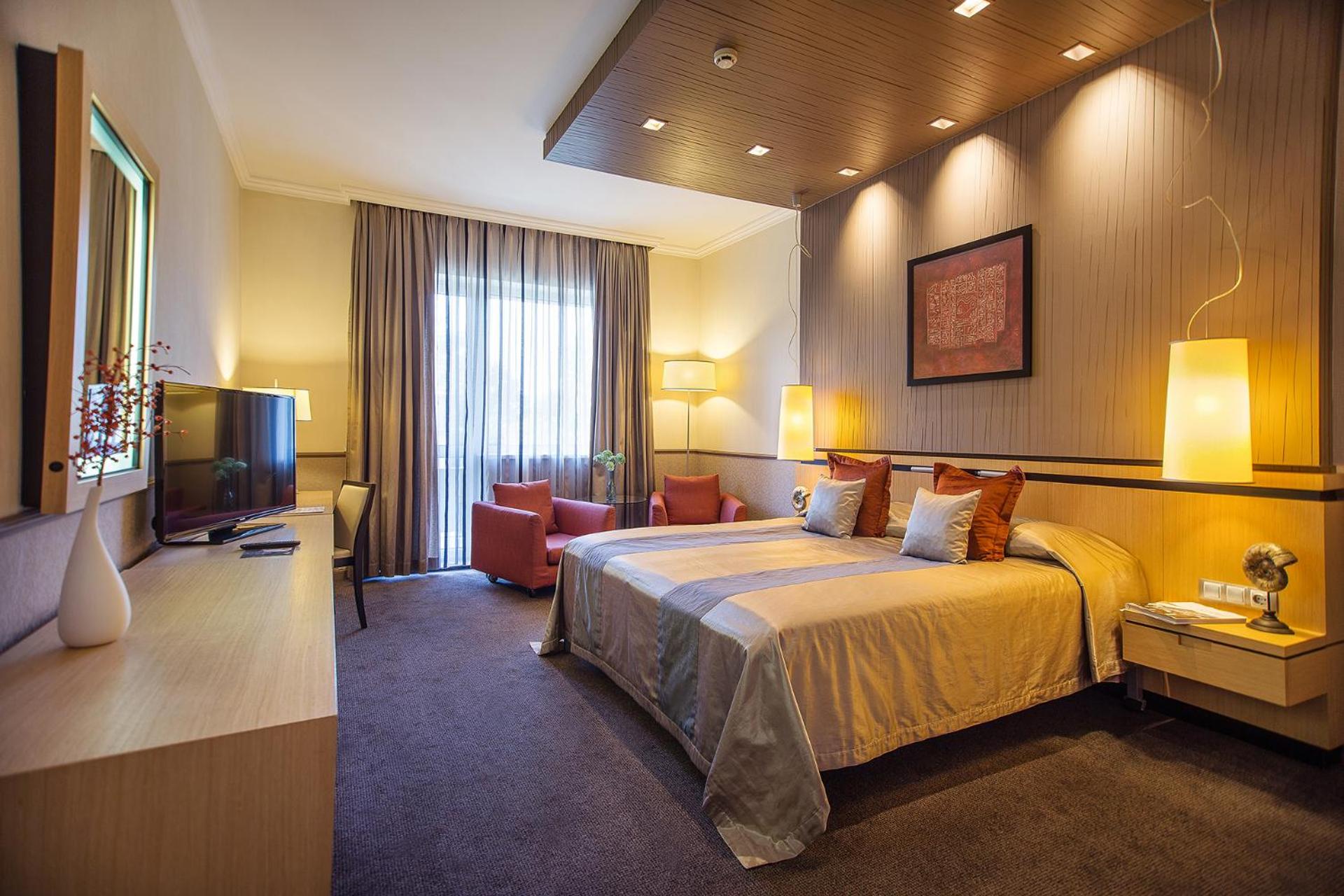 Deluxe Double or Twin Room thumbnail 6