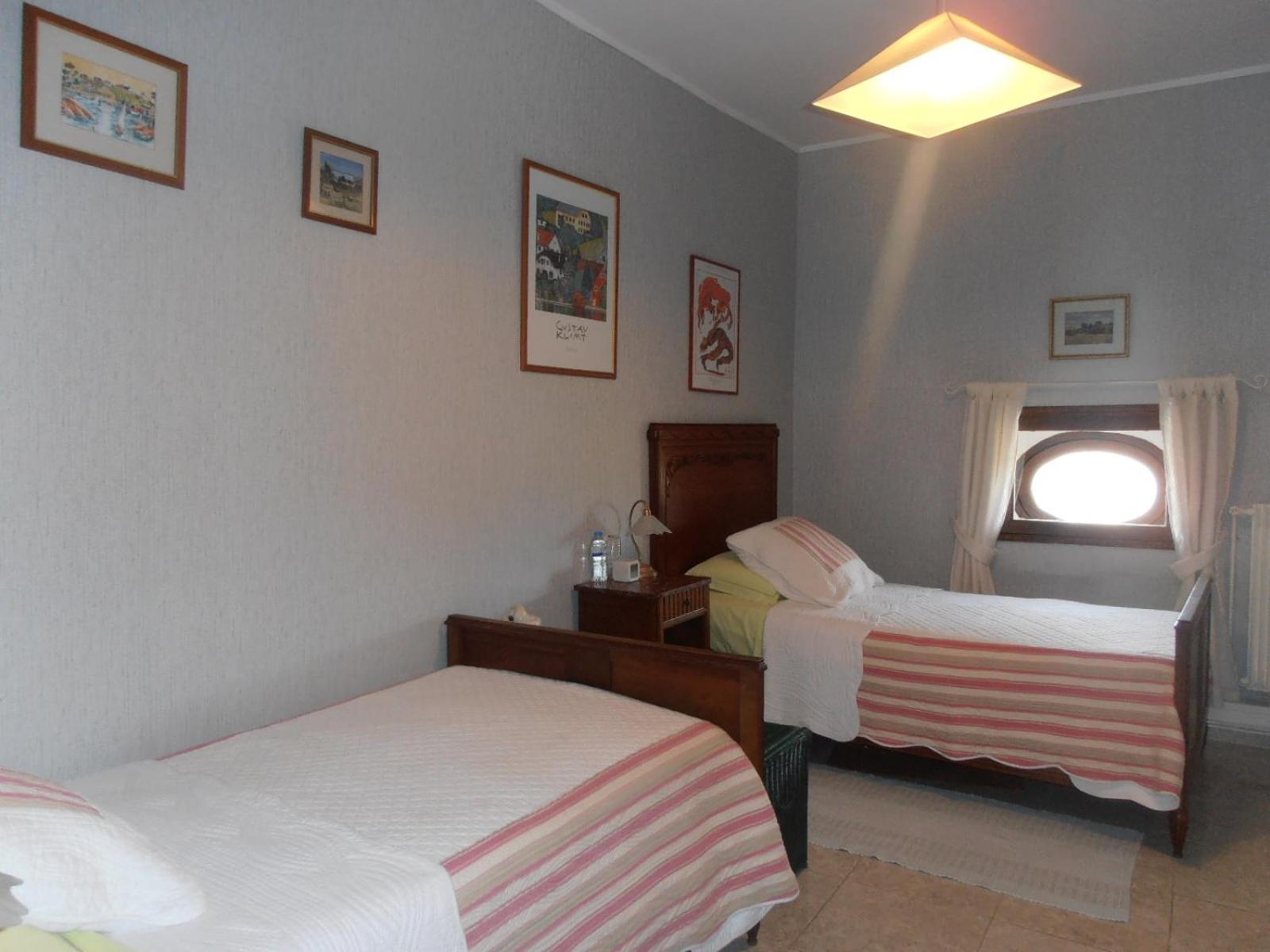 Twin Room with Private Bathroom photo 2