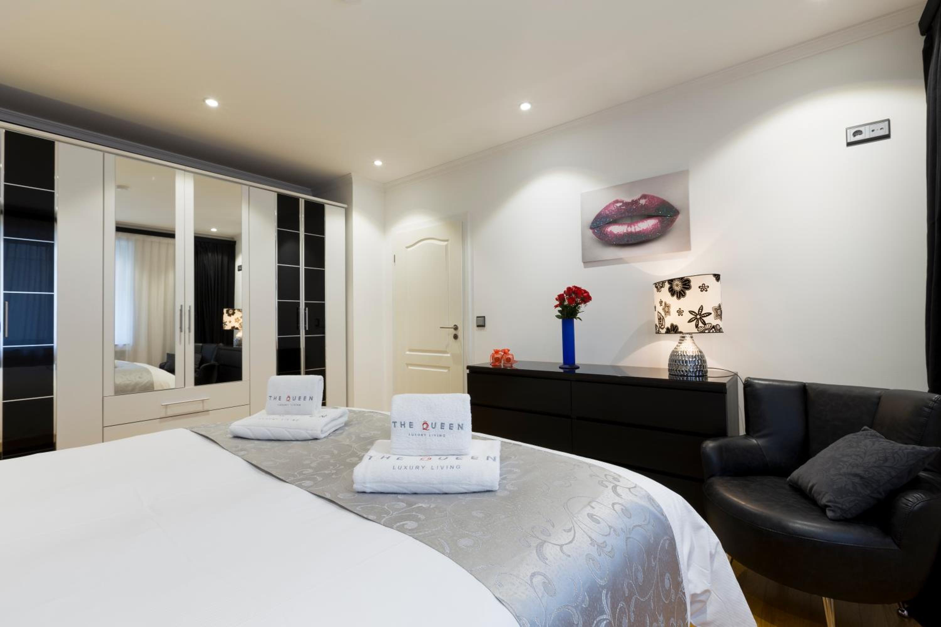 Two-Bedroom Apartment with Fireplace photo 1